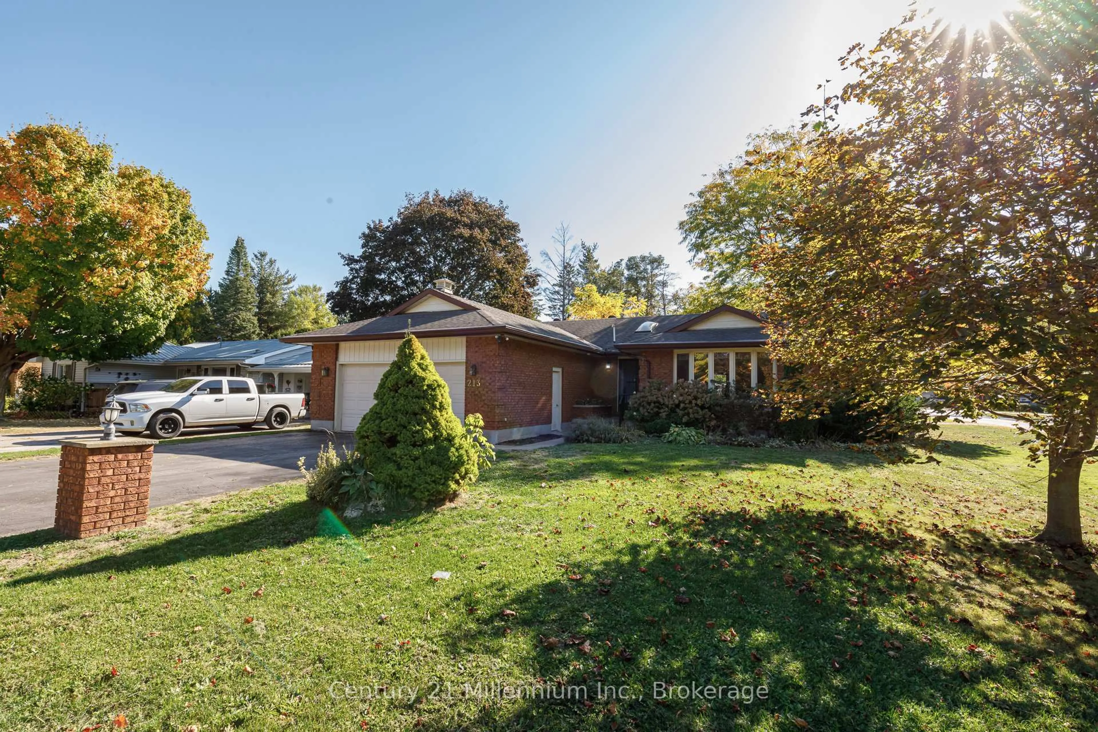 A pic from outside/outdoor area/front of a property/back of a property/a pic from drone, street for 213 Jane St, Clearview Ontario L0M 1S0