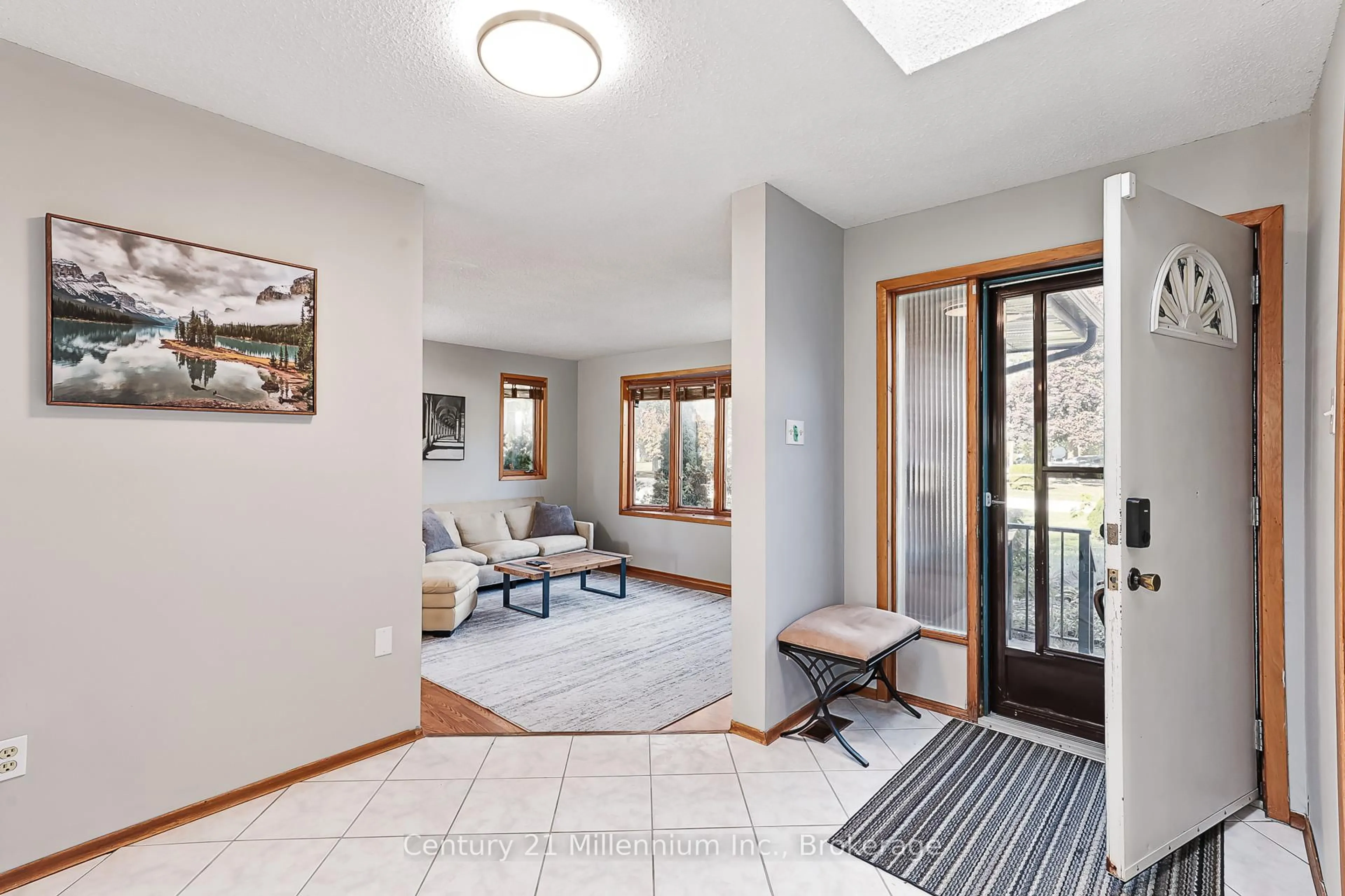 Indoor entryway for 213 Jane St, Clearview Ontario L0M 1S0