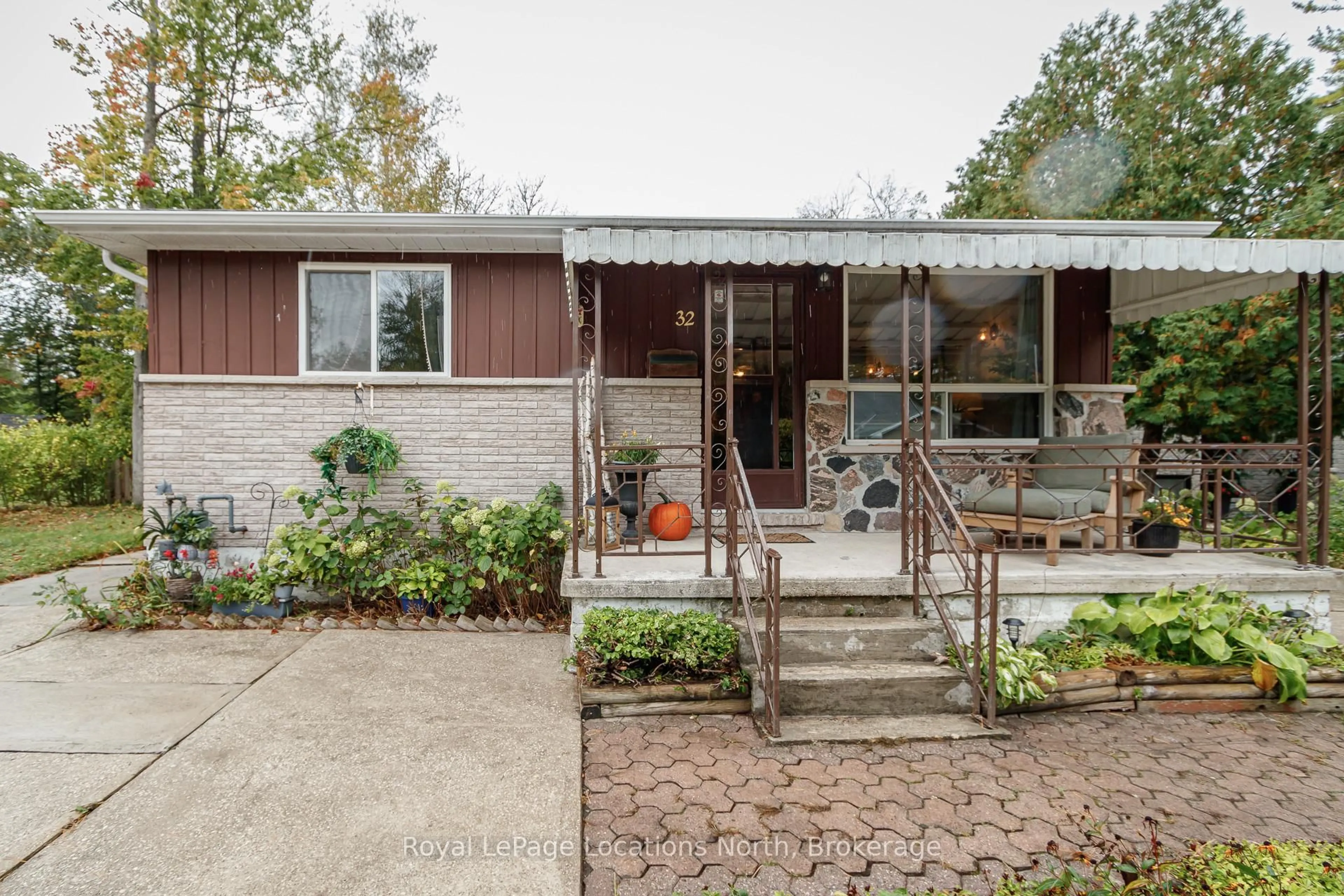Home with brick exterior material, street for 32 57th St, Wasaga Beach Ontario L9Z 1W5