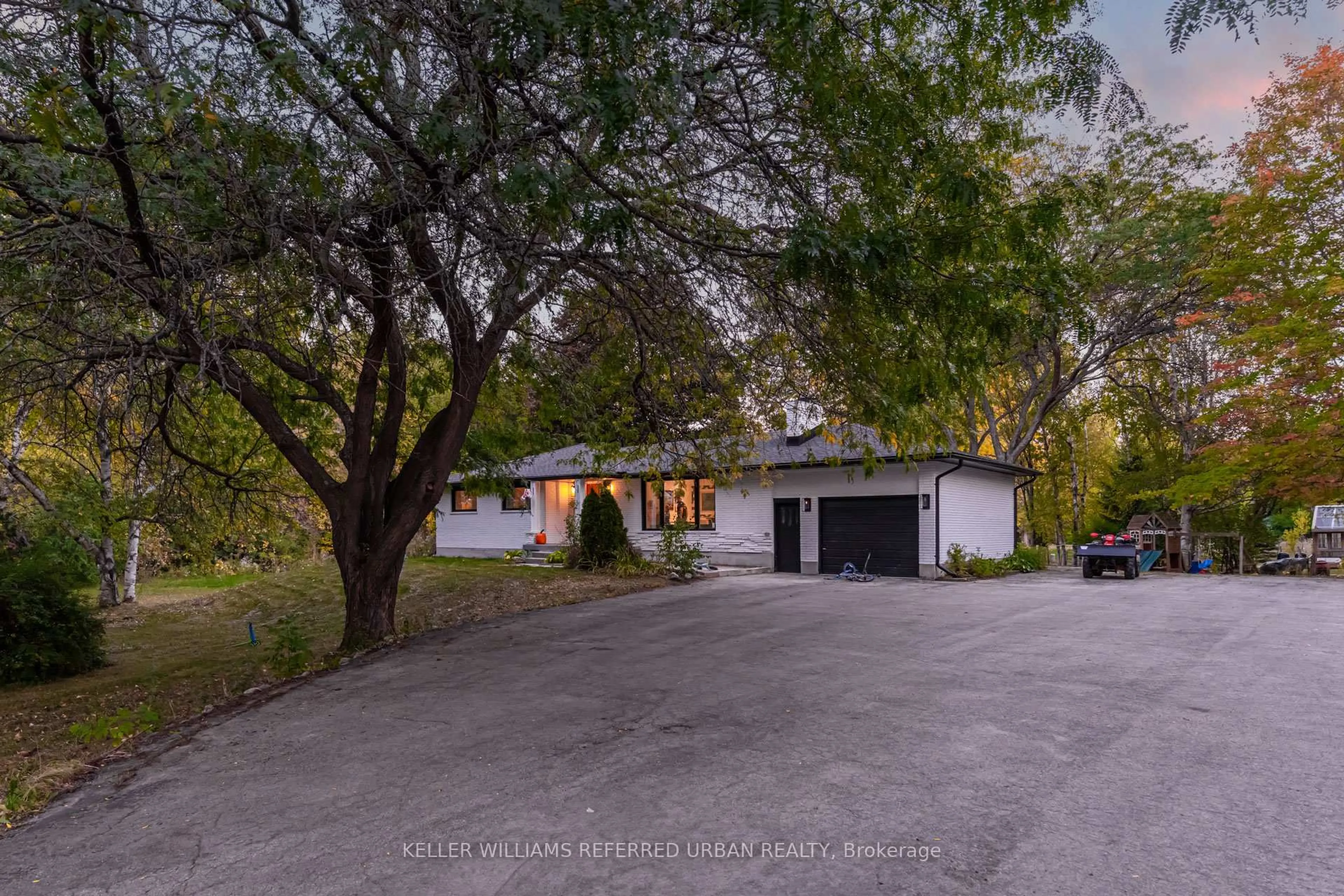 A pic from outside/outdoor area/front of a property/back of a property/a pic from drone, street for 886 Sixth St, Collingwood Ontario L9Y 3Y9