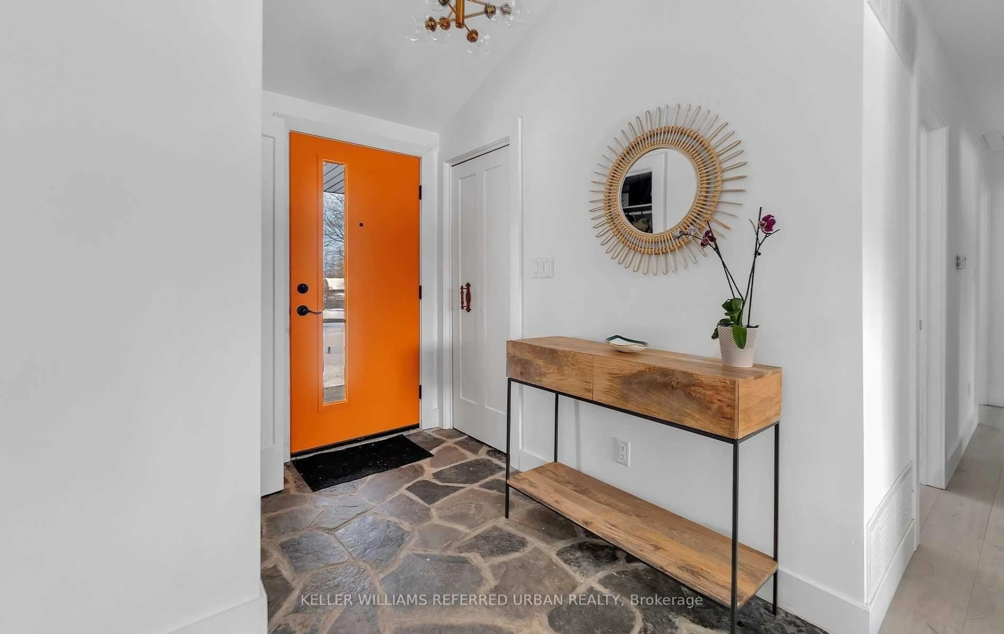 Indoor entryway for 886 Sixth St, Collingwood Ontario L9Y 3Y9
