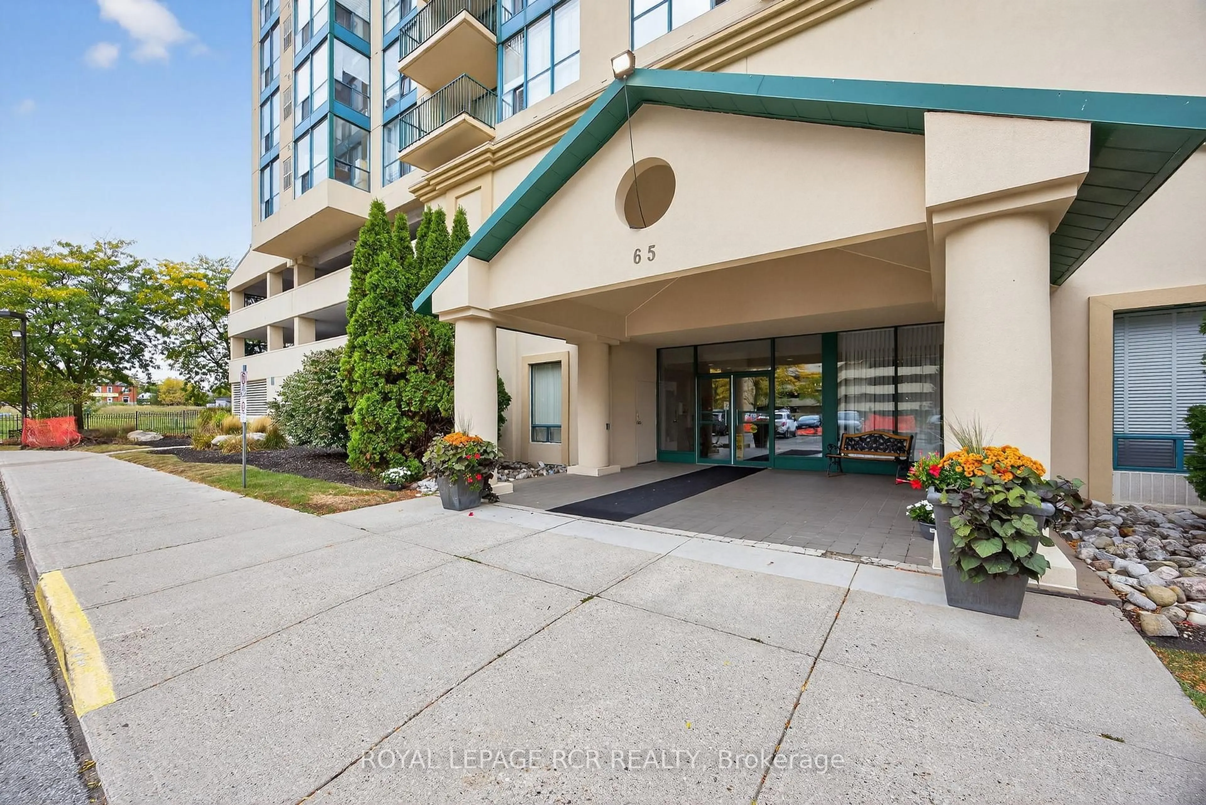 Indoor foyer for 65 Ellen St #905, Barrie Ontario L4N 3A5