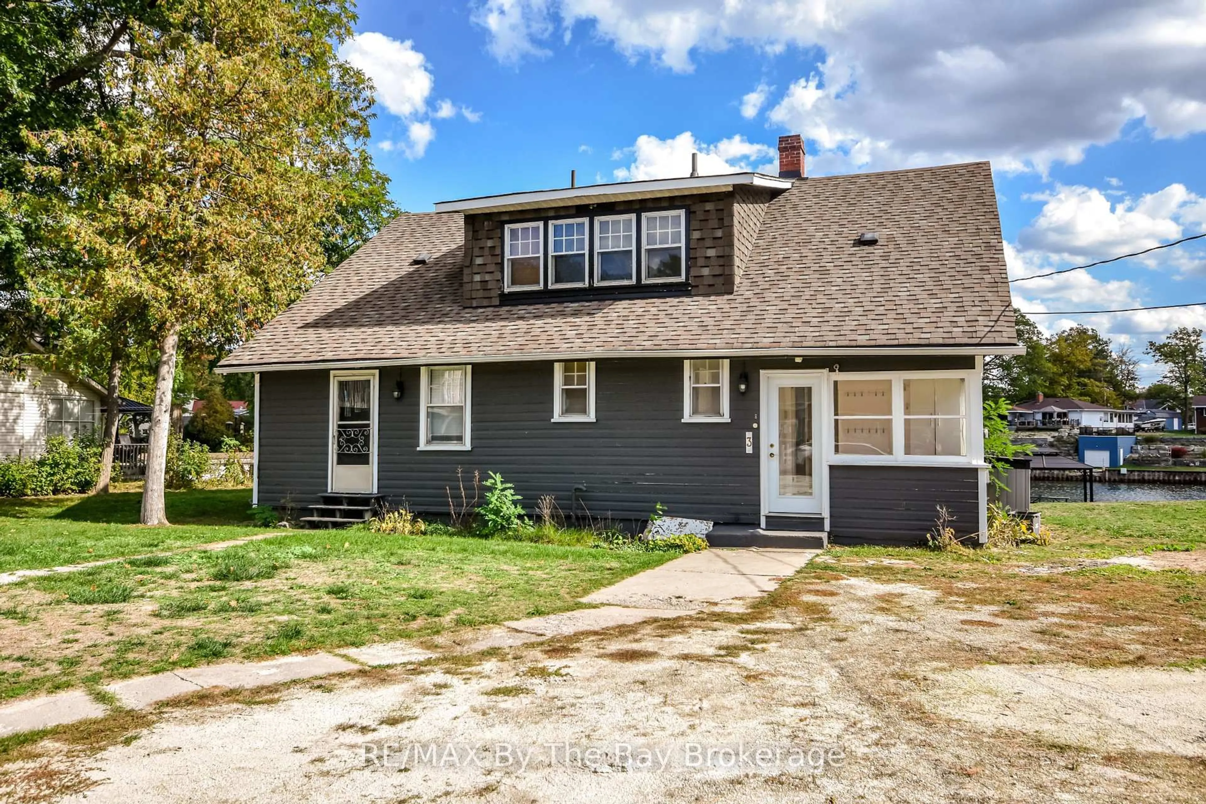 Home with vinyl exterior material, street for 1067 Mosley St, Wasaga Beach Ontario L9Z 2G7