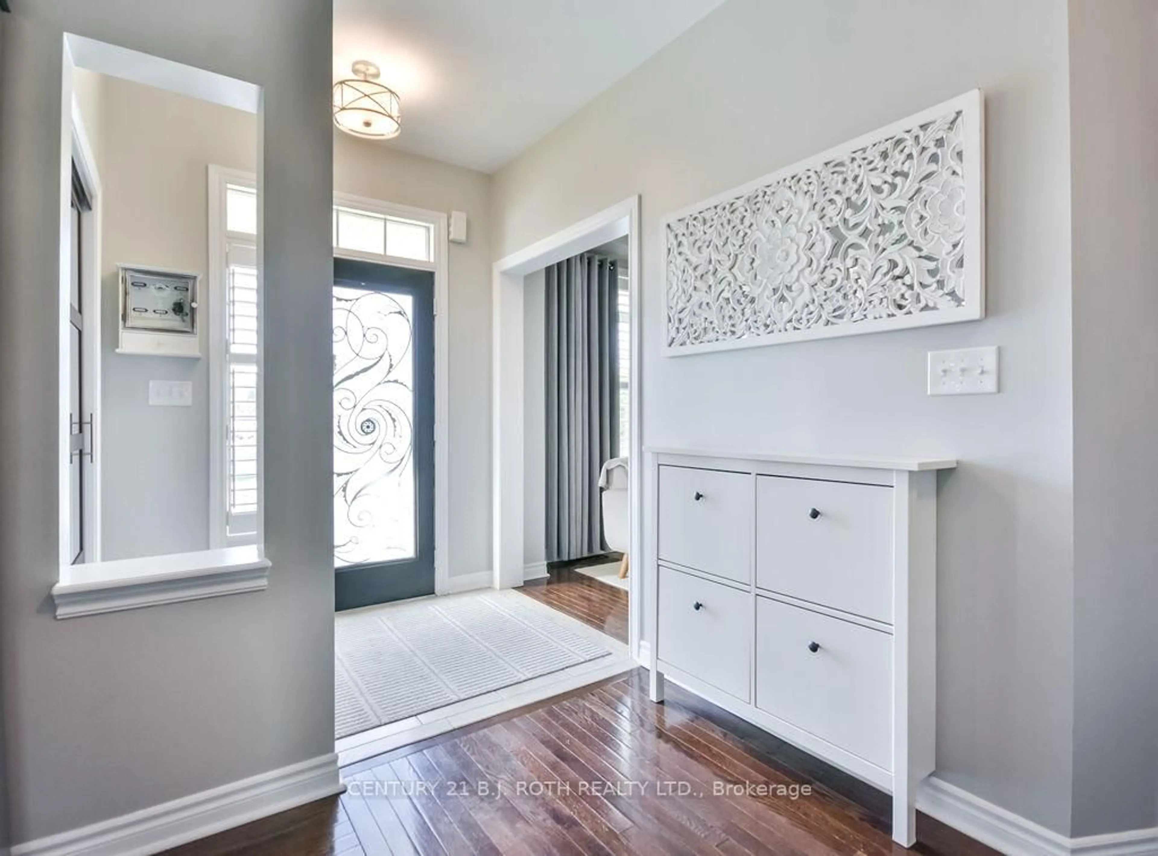 Indoor entryway for 63 The Queensway, Barrie Ontario L4M 7J3