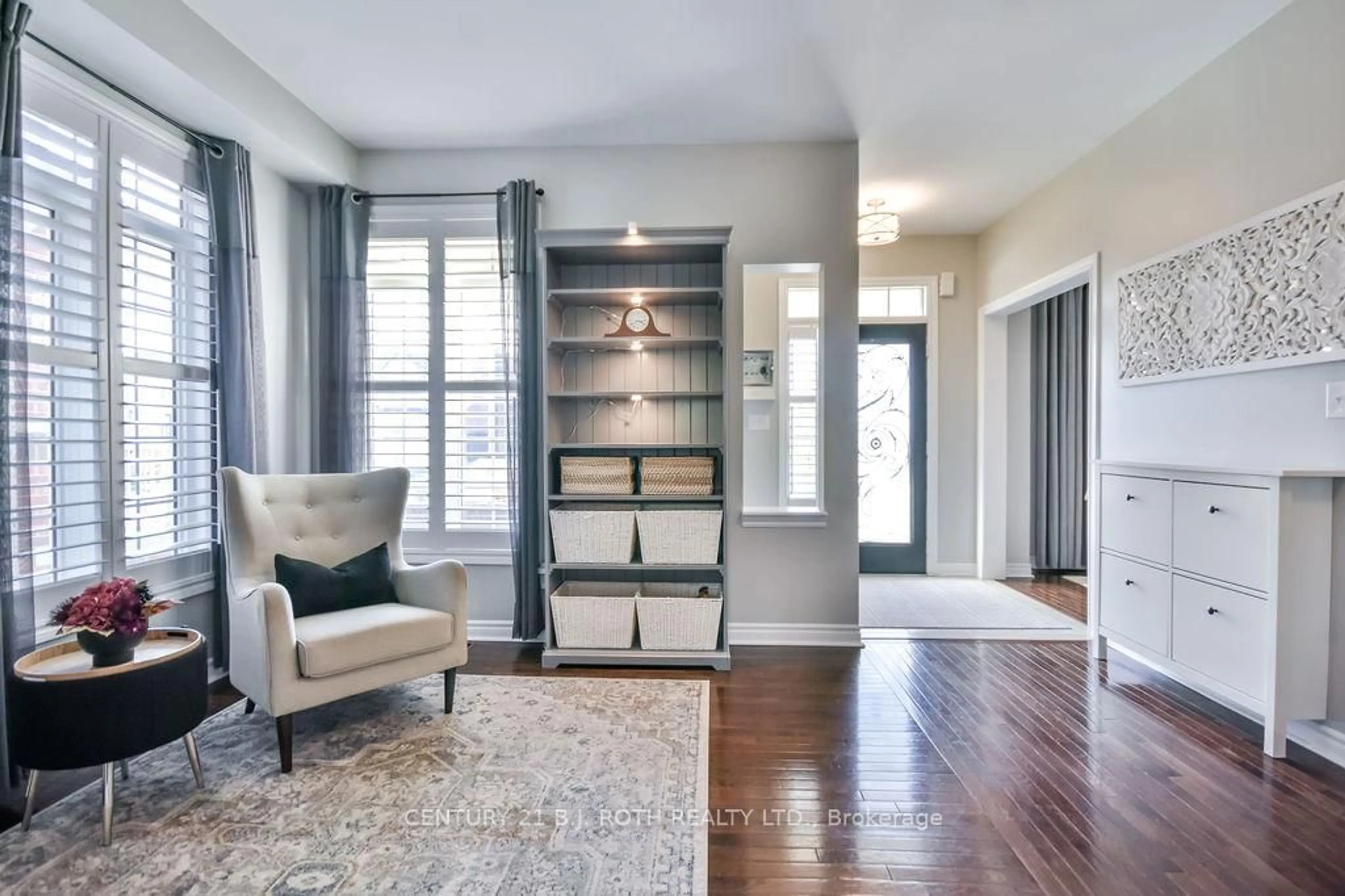 Indoor entryway for 63 The Queensway, Barrie Ontario L4M 7J3