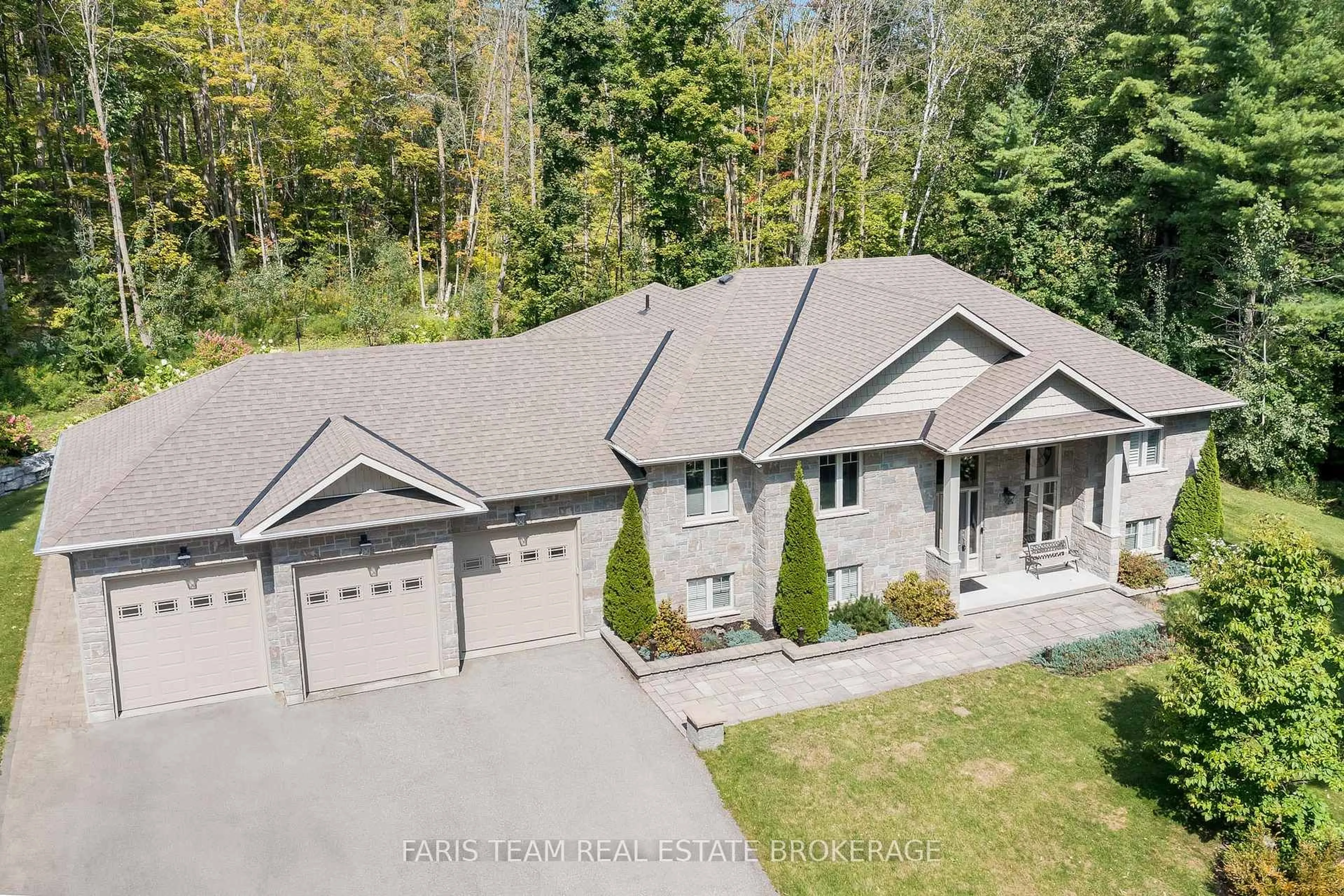 A pic from outside/outdoor area/front of a property/back of a property/a pic from drone, unknown for 1559 Rimkey Cres, Severn Ontario L3V 0E9