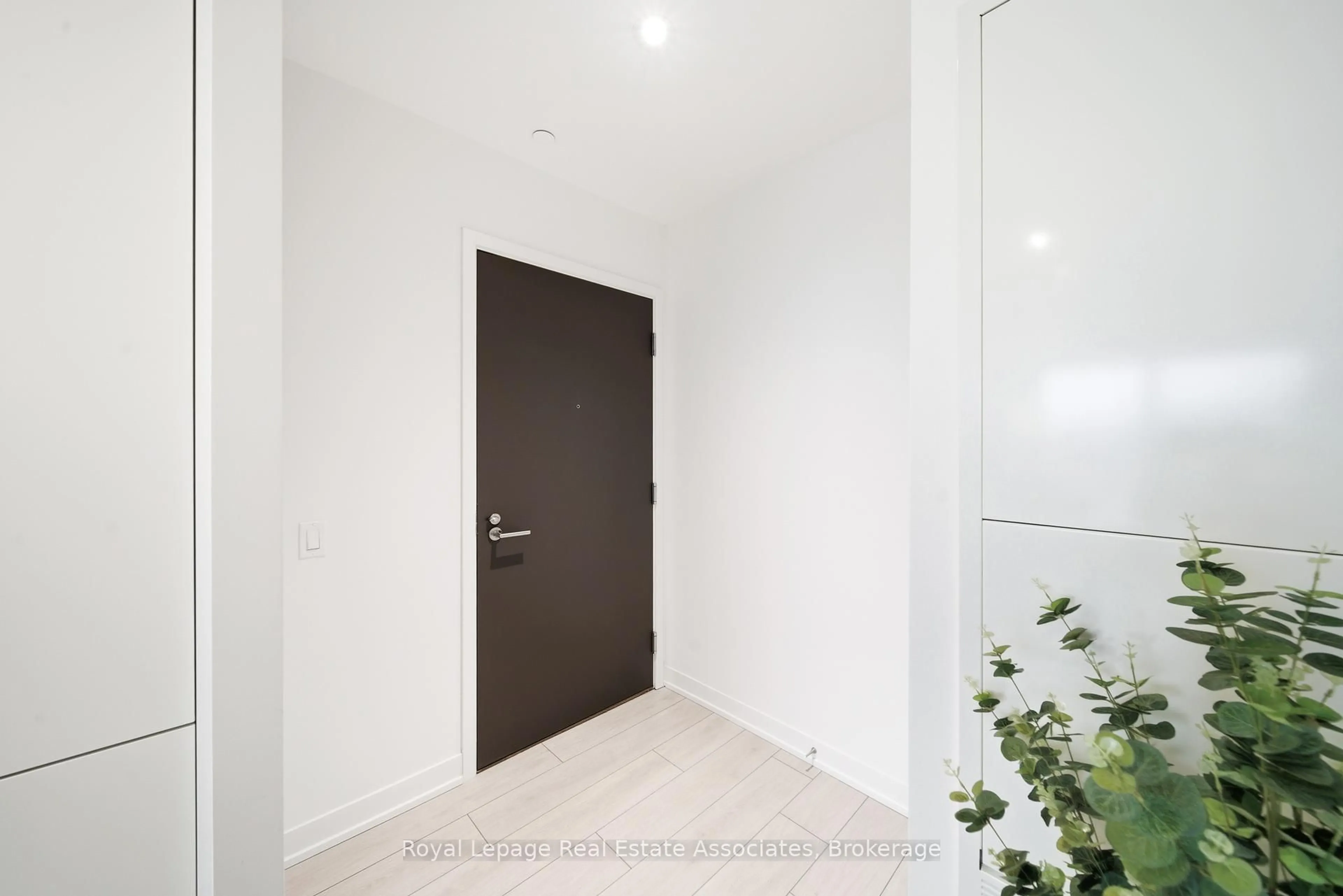 Indoor foyer for 39 Mary St St #1005, Barrie Ontario L4N 1S9