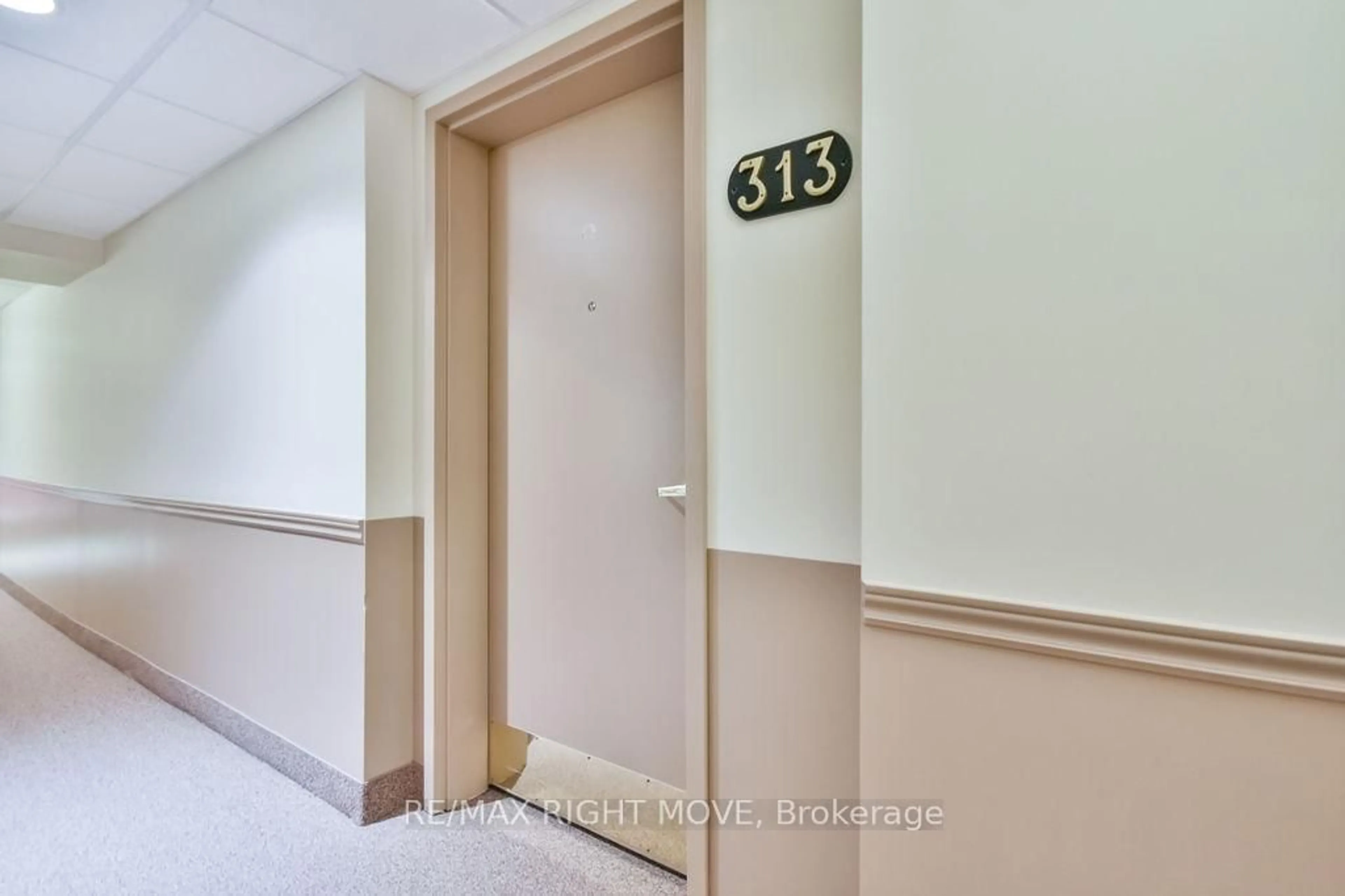 Indoor foyer for 486 Laclie St #313, Orillia Ontario L3V 4P9