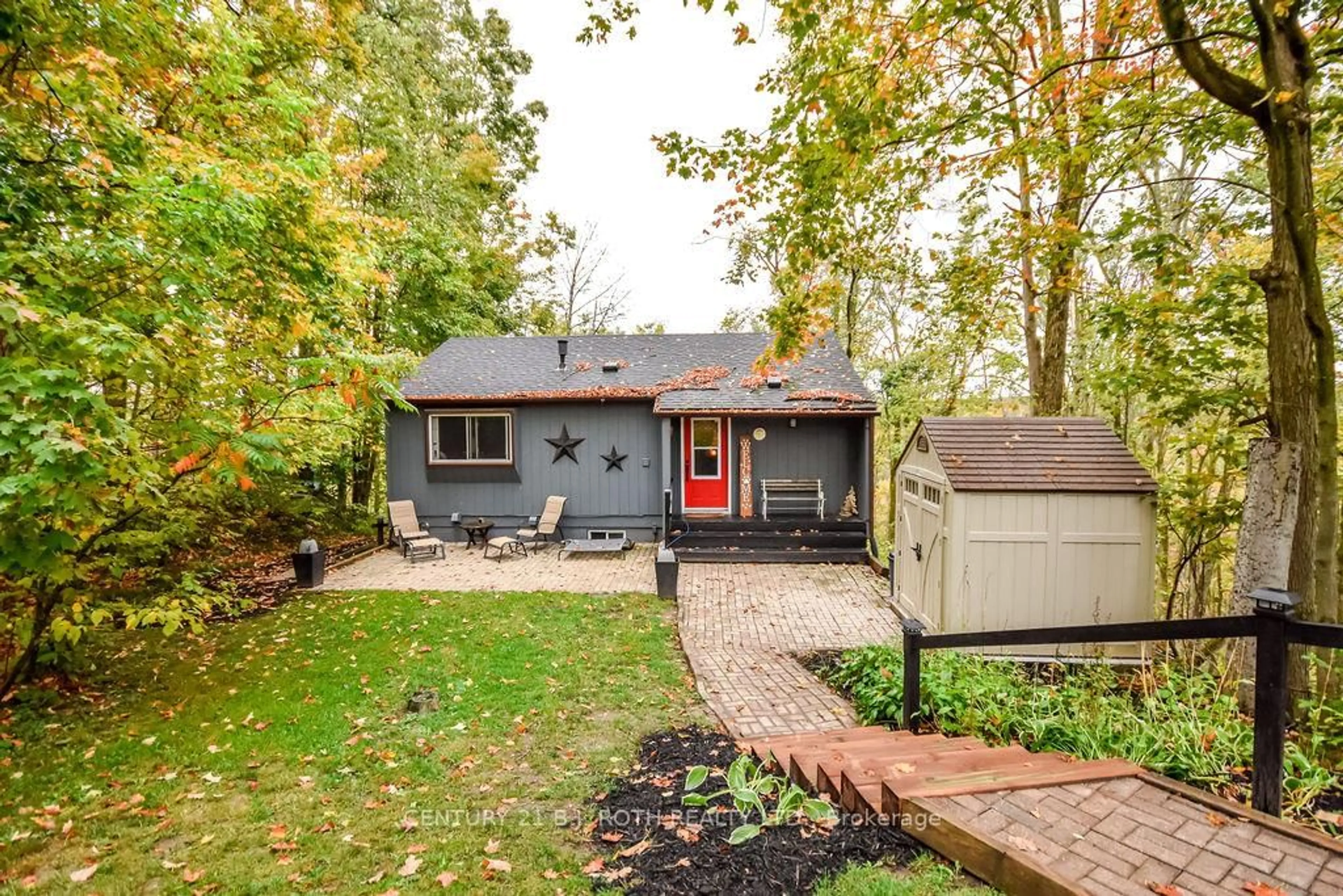 Home with brick exterior material, street for 33 Iroquois Rdge, Oro-Medonte Ontario L0K 1E0