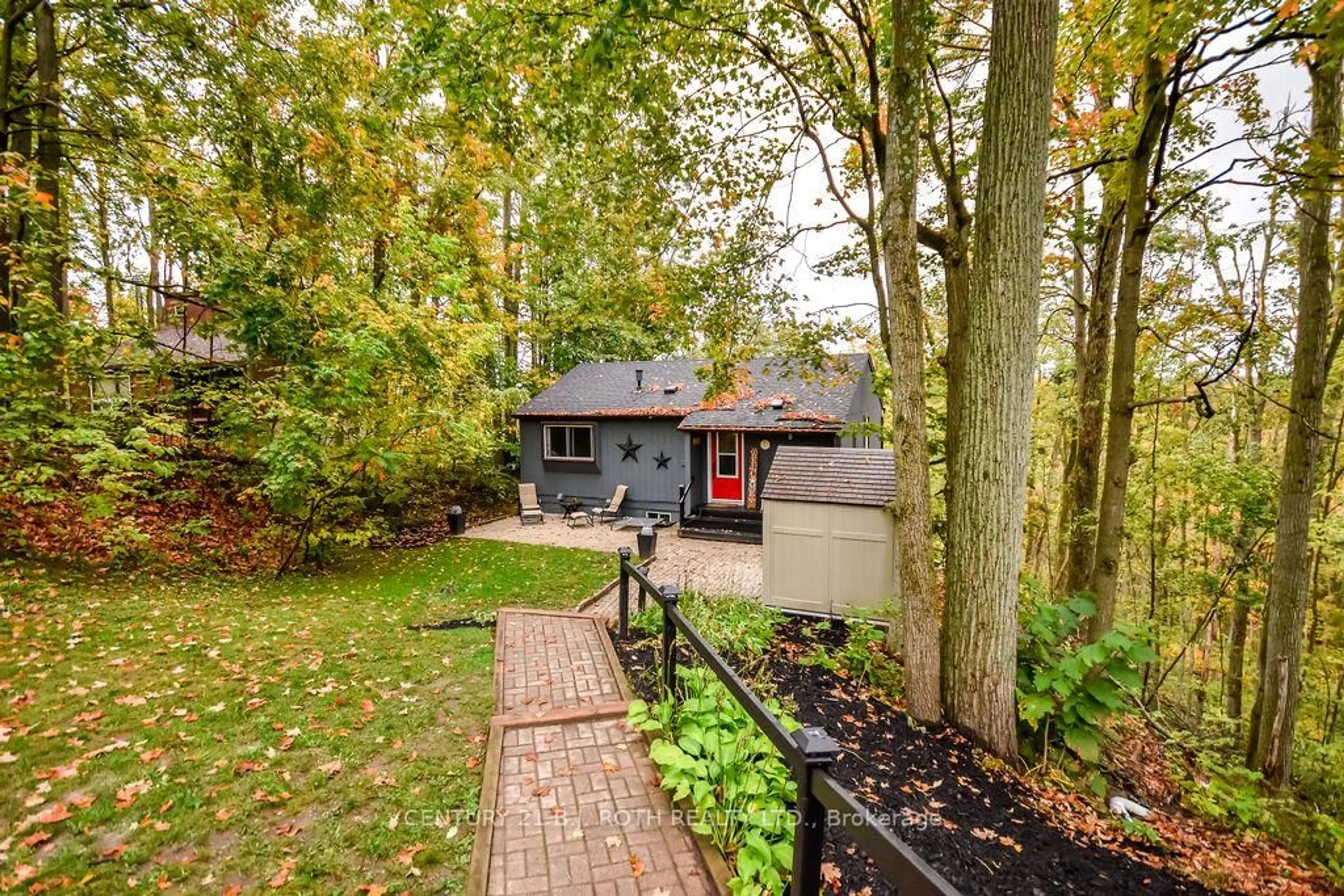 Home with brick exterior material, street for 33 Iroquois Rdge, Oro-Medonte Ontario L0K 1E0