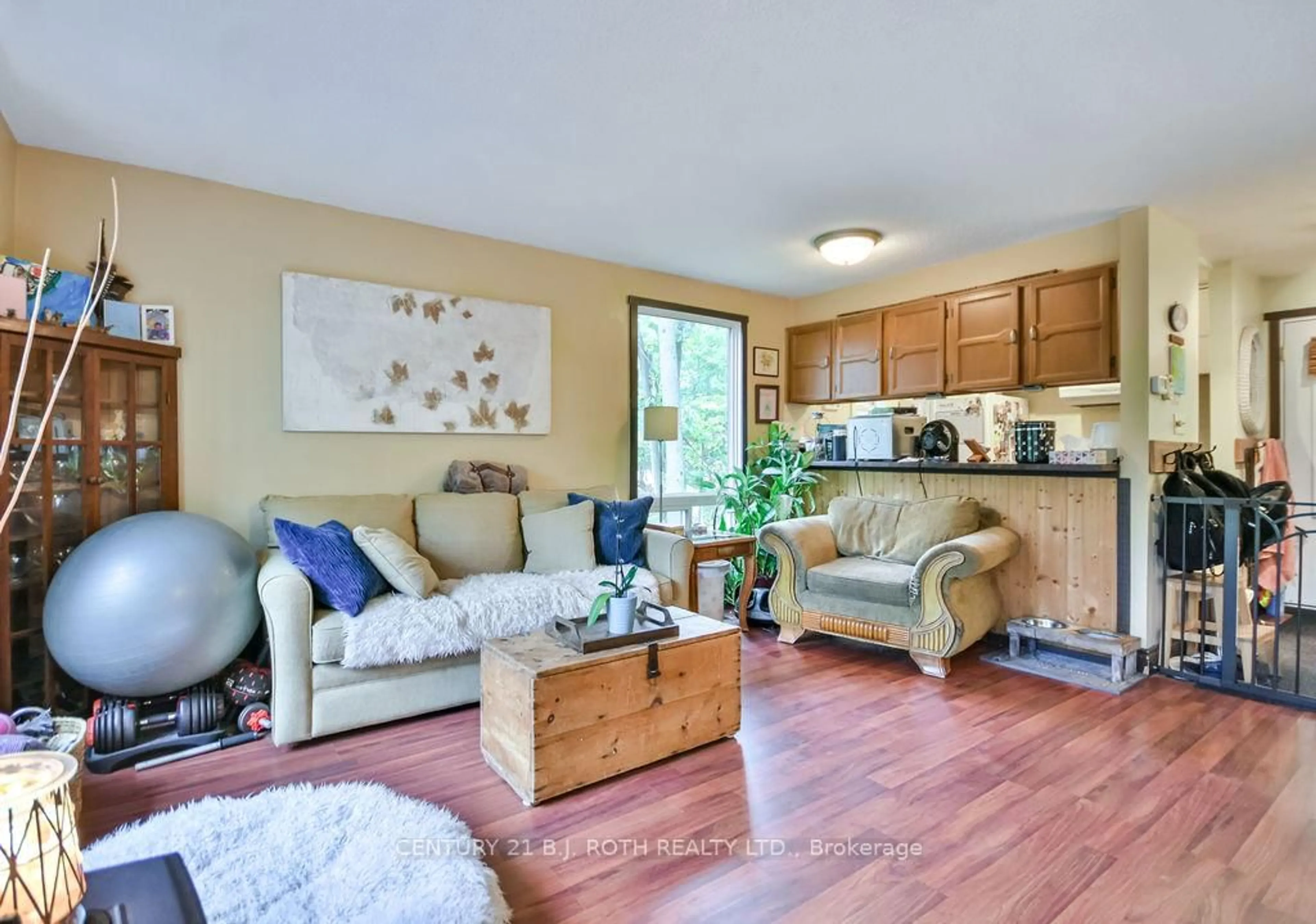 Living room with furniture, wood/laminate floor for 33 Iroquois Rdge, Oro-Medonte Ontario L0K 1E0