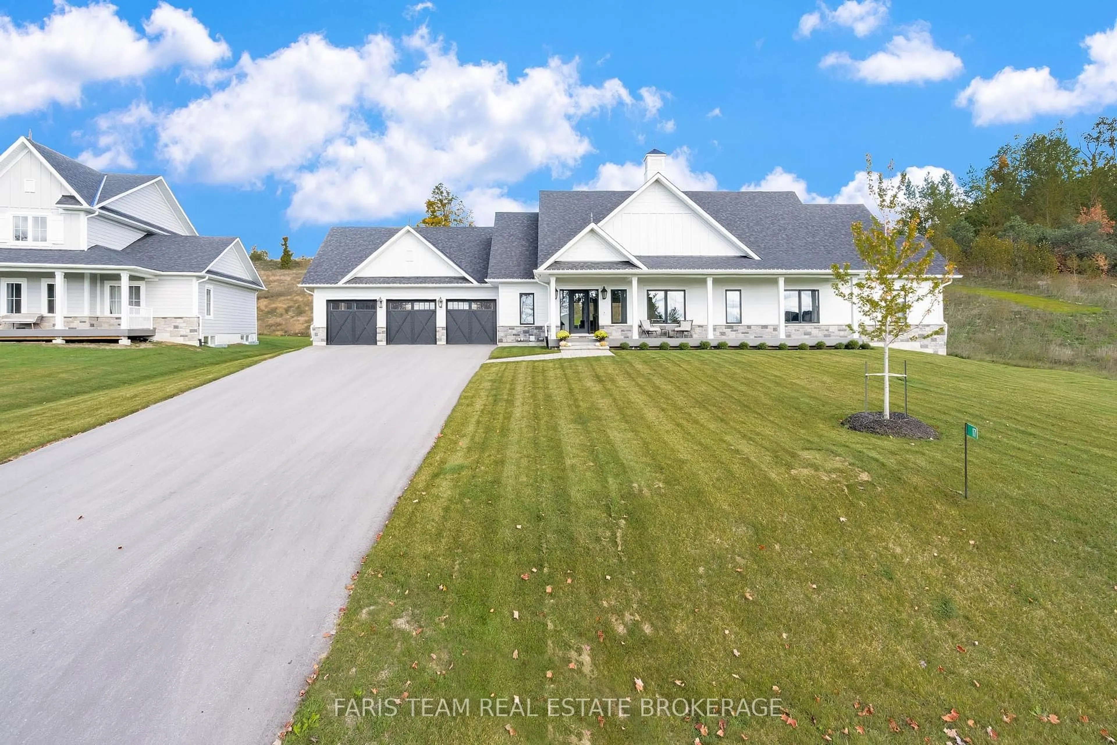 A pic from outside/outdoor area/front of a property/back of a property/a pic from drone, street for 17 Clydesdale Crt, Oro-Medonte Ontario L0K 1E0
