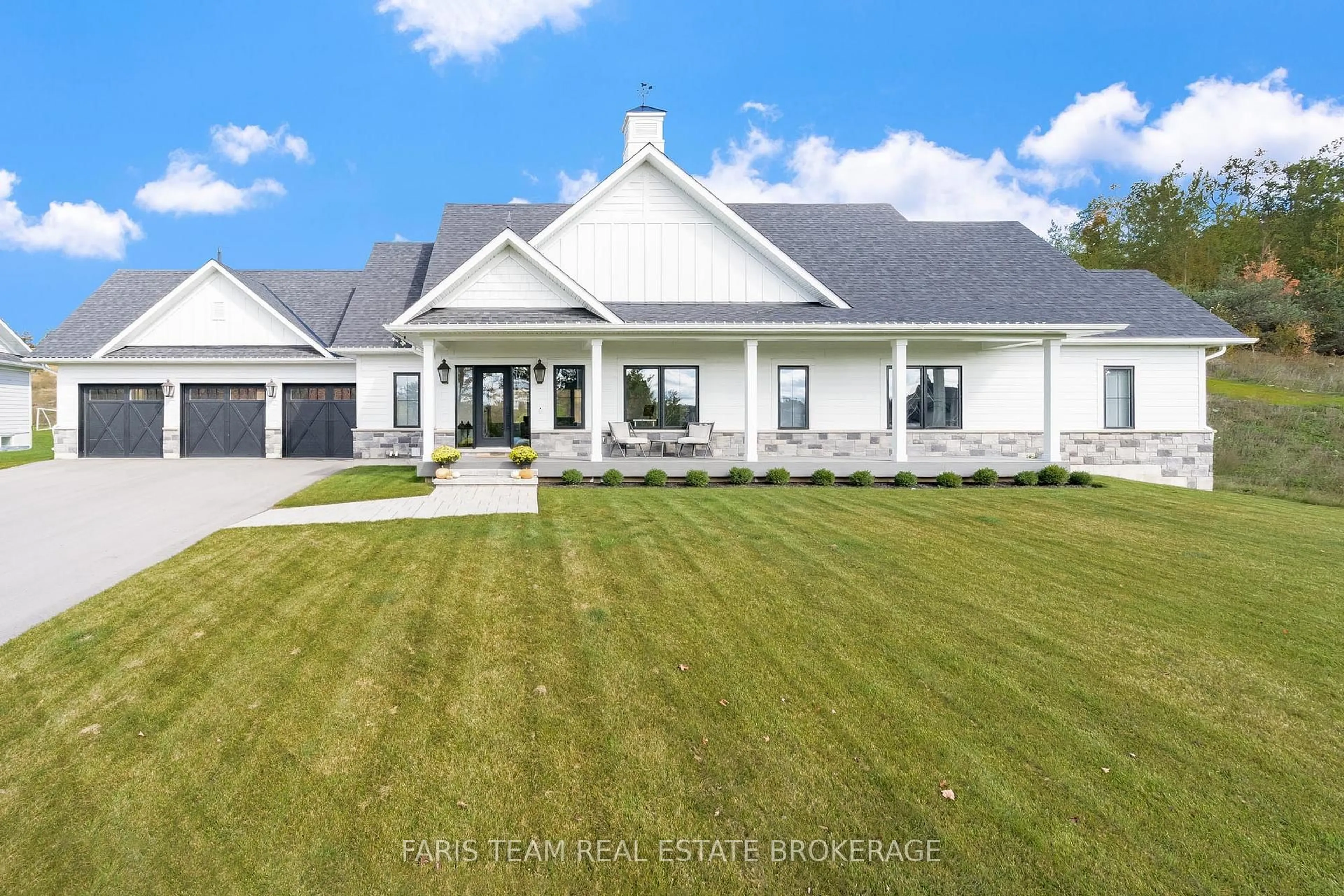 Home with vinyl exterior material, street for 17 Clydesdale Crt, Oro-Medonte Ontario L0K 1E0