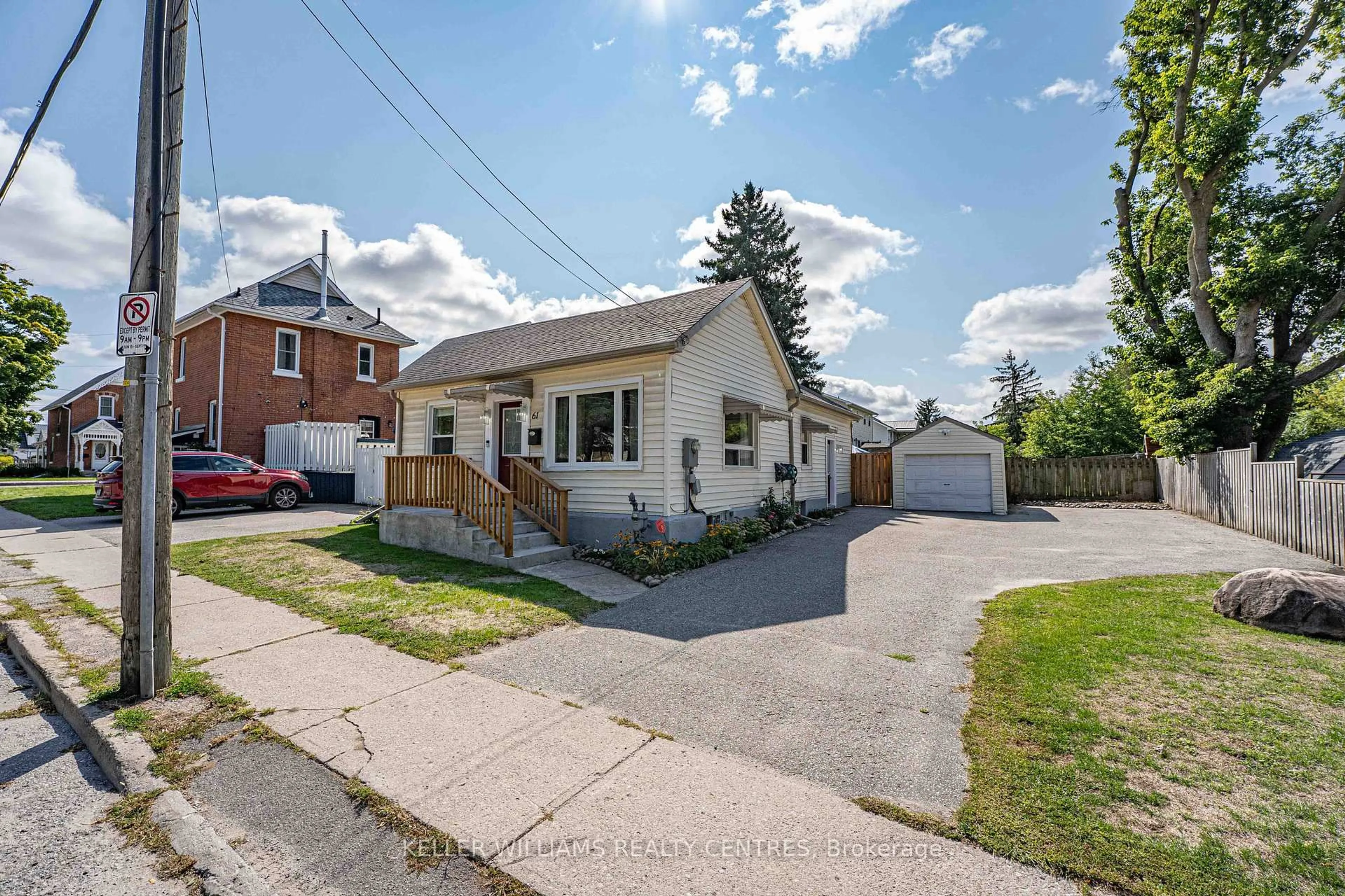 A pic from outside/outdoor area/front of a property/back of a property/a pic from drone, street for 61 Victoria St, Barrie Ontario L4N 2H8