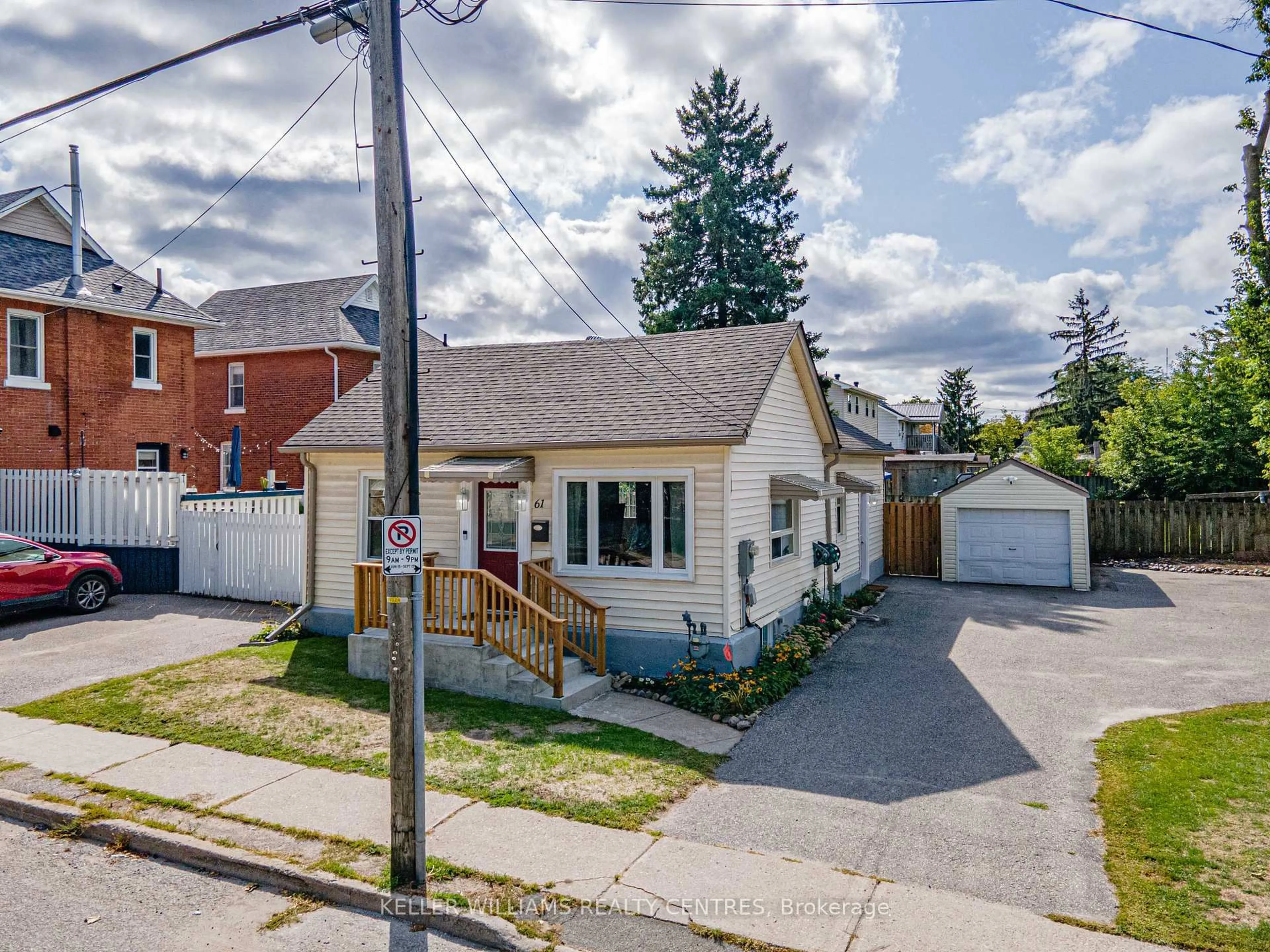A pic from outside/outdoor area/front of a property/back of a property/a pic from drone, street for 61 Victoria St, Barrie Ontario L4N 2H8
