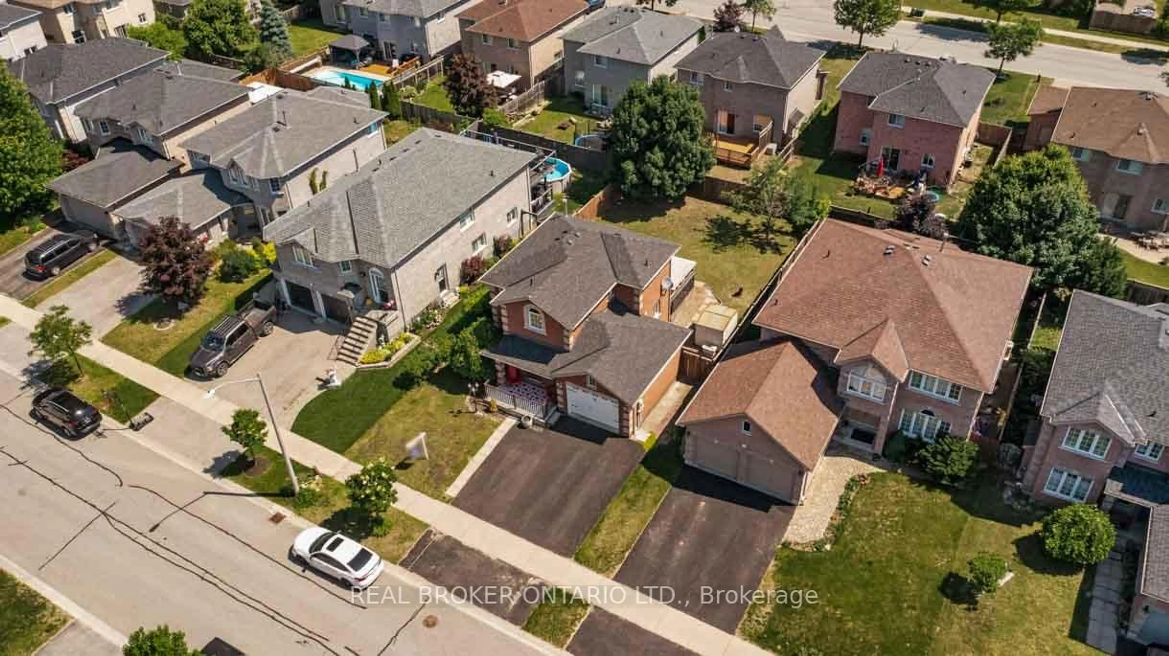 A pic from outside/outdoor area/front of a property/back of a property/a pic from drone, street for 131 Ruffet Dr, Barrie Ontario L4N 0N6