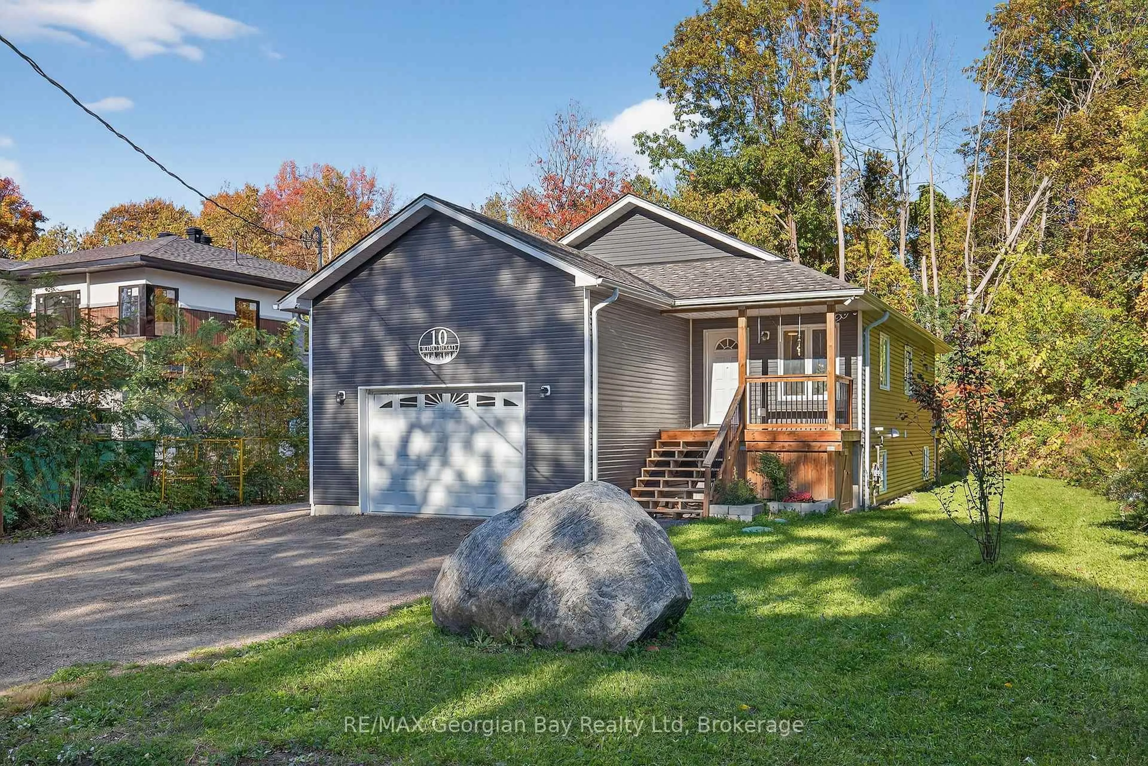 Home with vinyl exterior material, street for 10 King Rd, Tay Ontario L0K 2C0