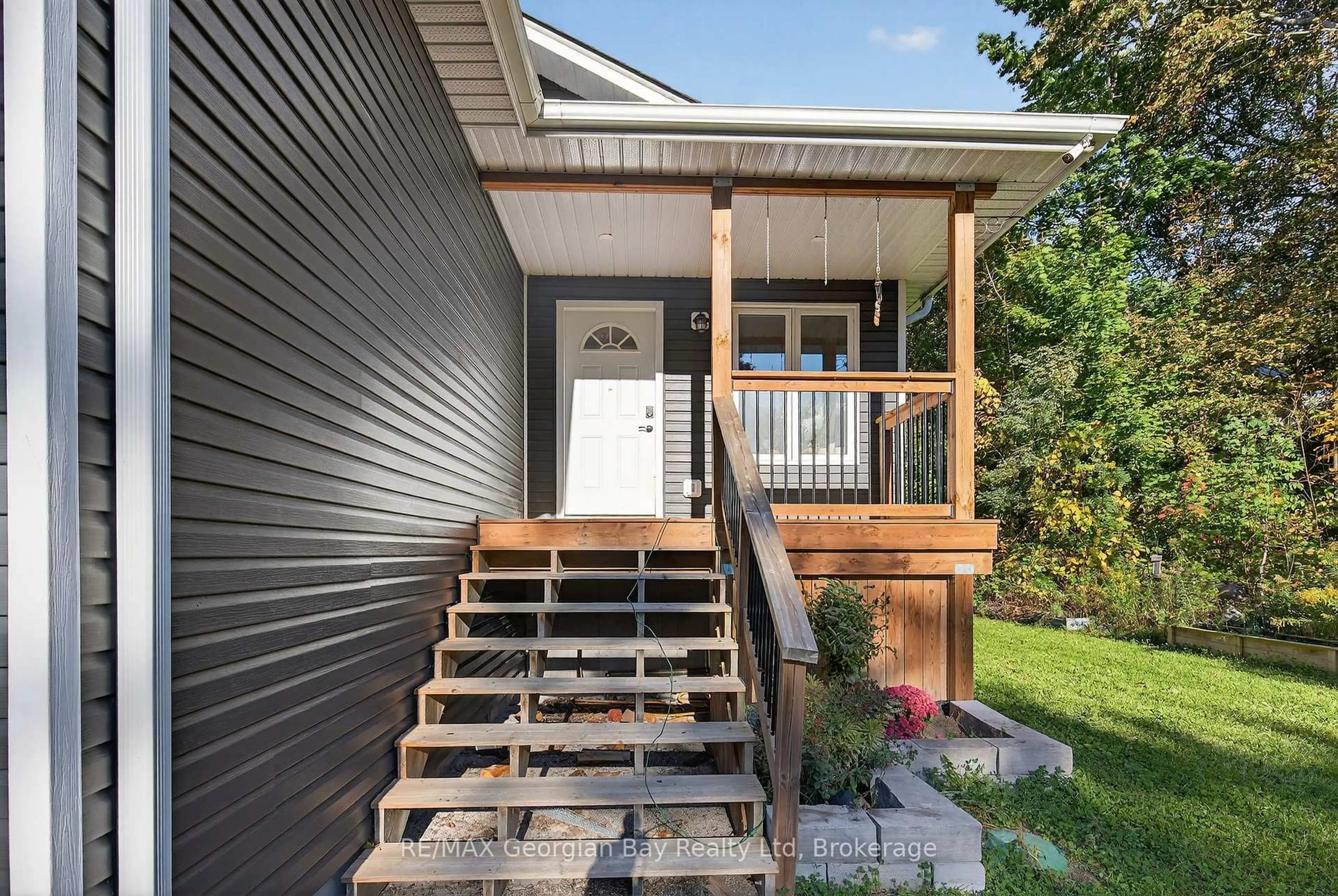 Home with vinyl exterior material, street for 10 King Rd, Tay Ontario L0K 2C0