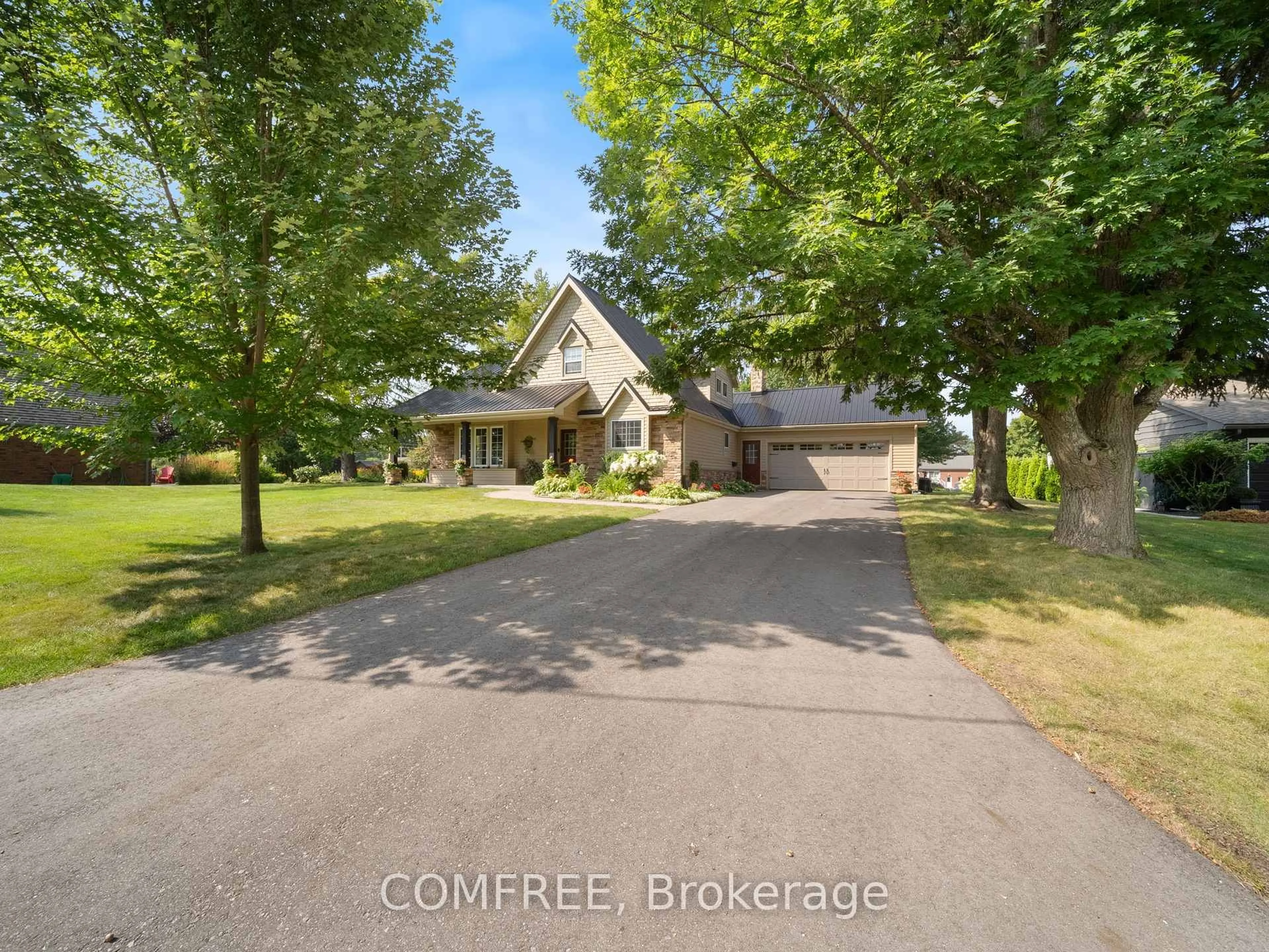 A pic from outside/outdoor area/front of a property/back of a property/a pic from drone, street for 684 Glen Cres, Orillia Ontario L3V 6R3