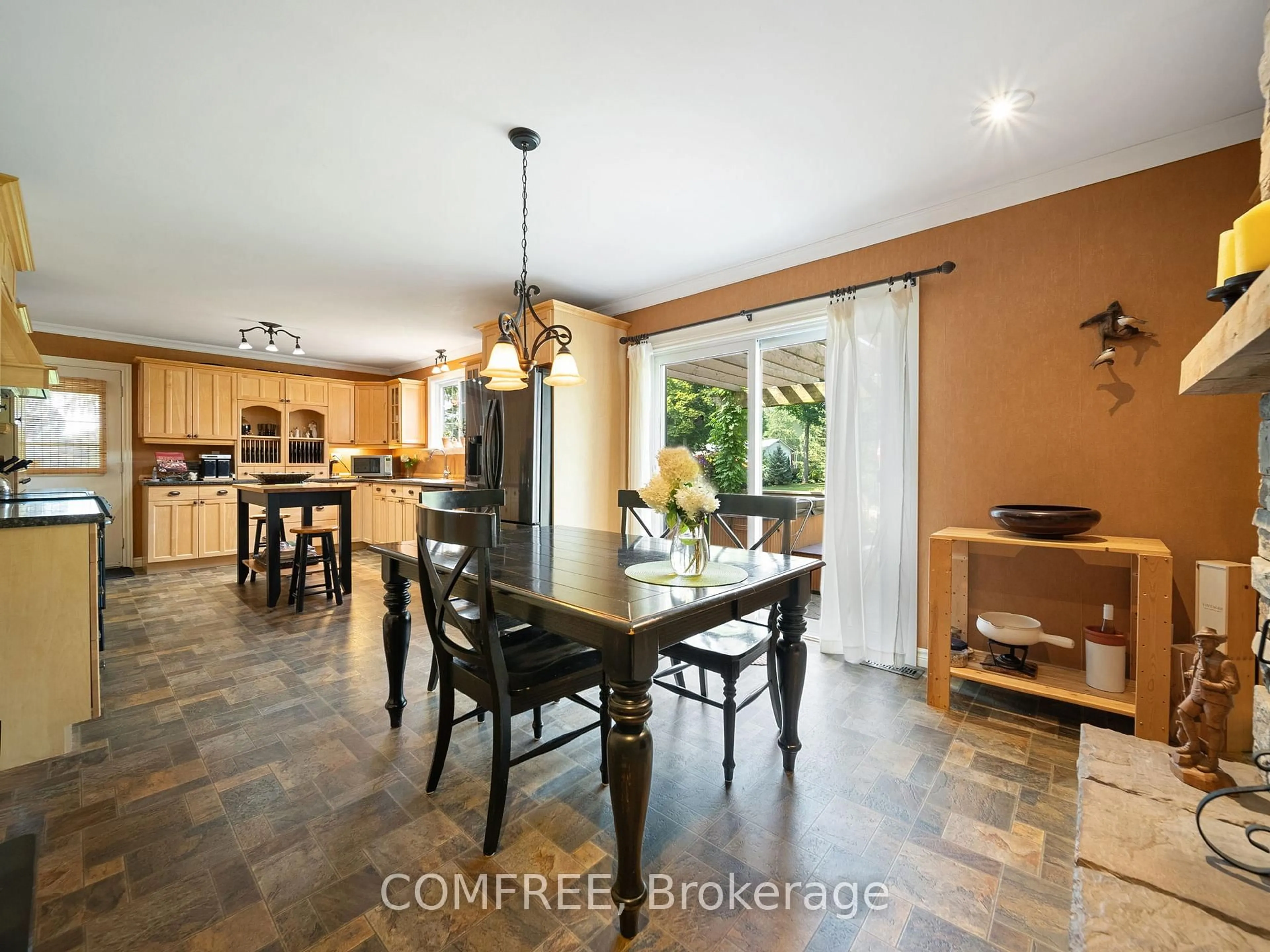 Open concept kitchen, ceramic/tile floor for 684 Glen Cres, Orillia Ontario L3V 6R3