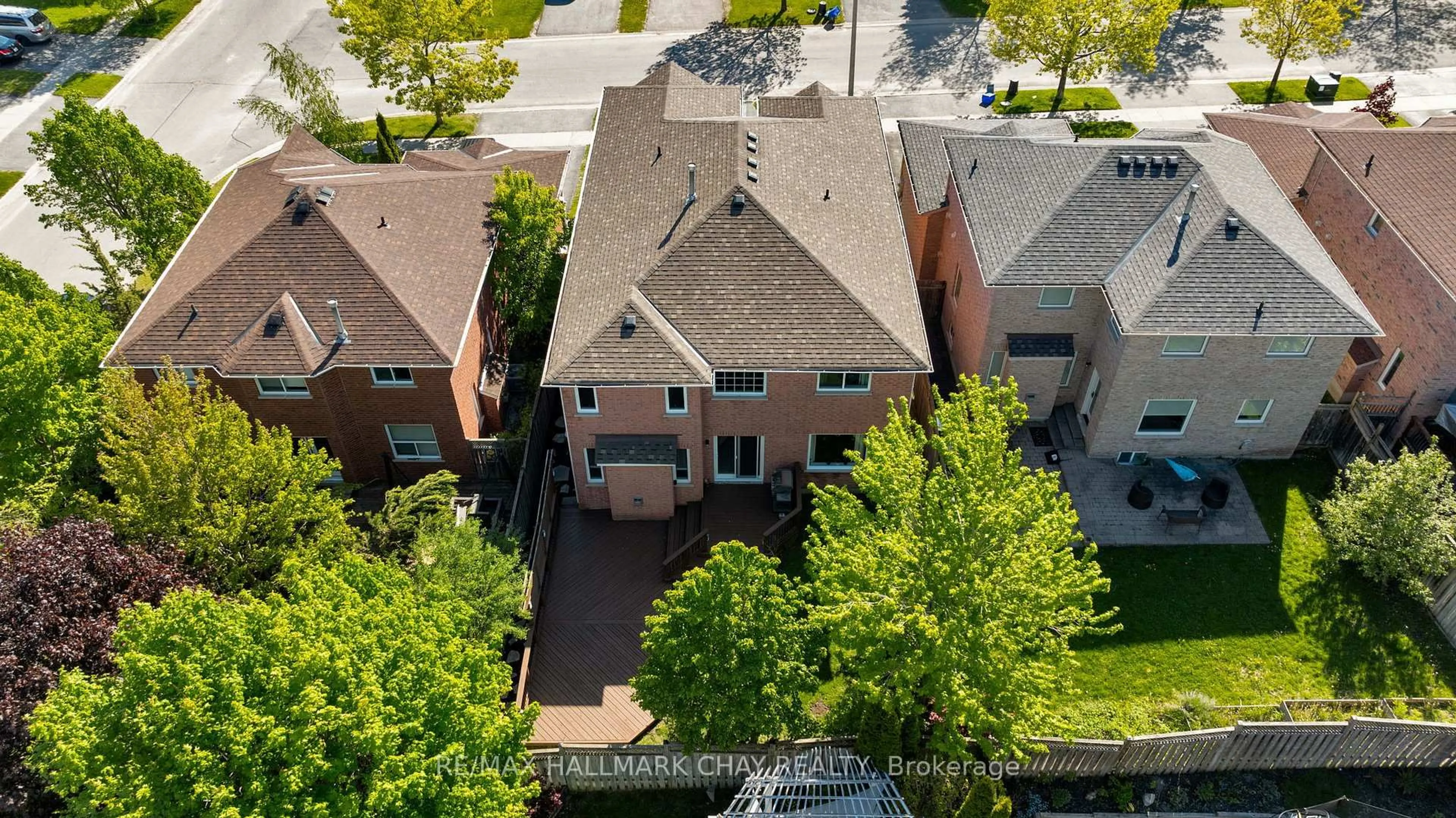 A pic from outside/outdoor area/front of a property/back of a property/a pic from drone, street for 3 Meyer Ave, Barrie Ontario L4M 6X2