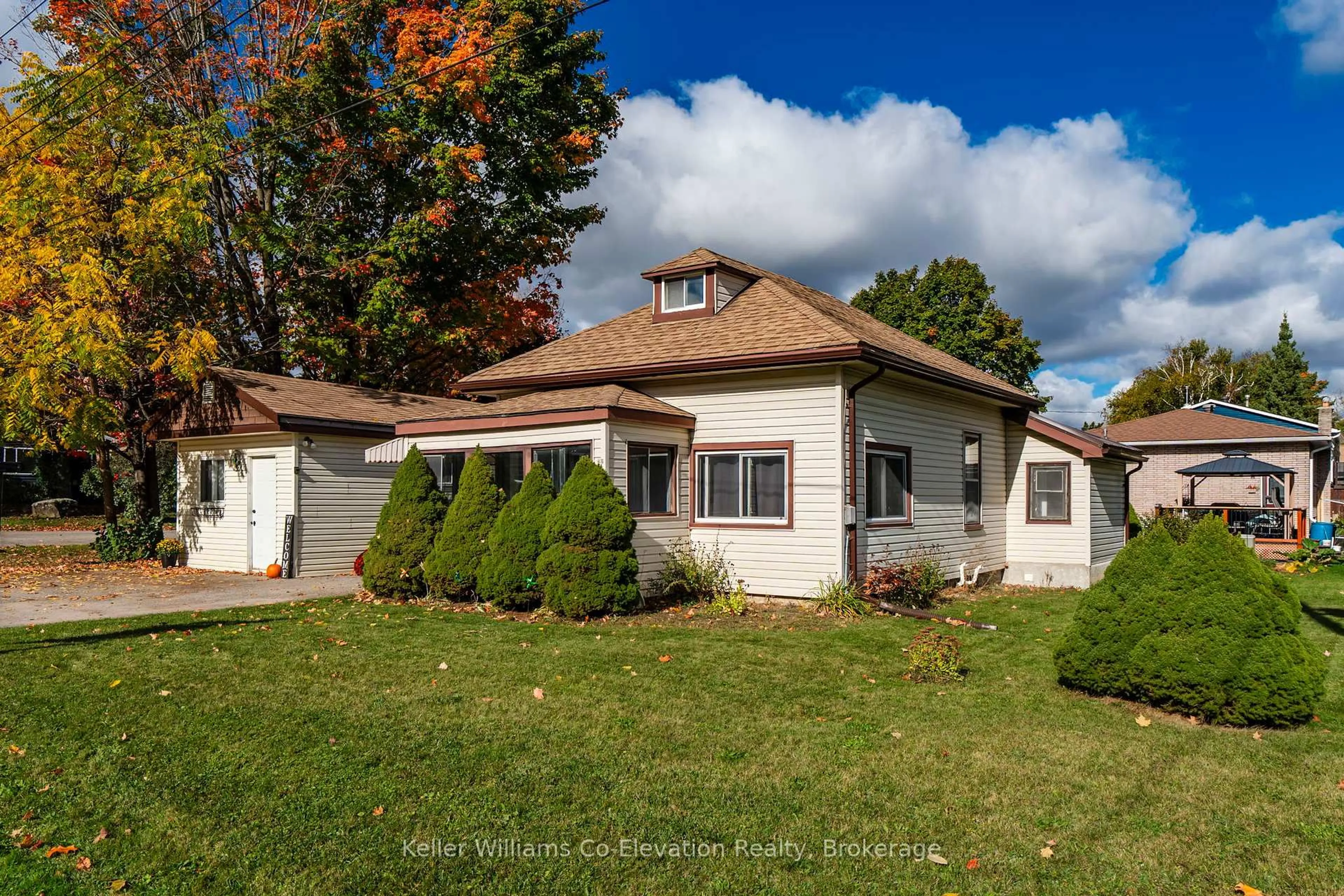 A pic from outside/outdoor area/front of a property/back of a property/a pic from drone, unknown for 808 Quebec St, Midland Ontario L4R 1E9