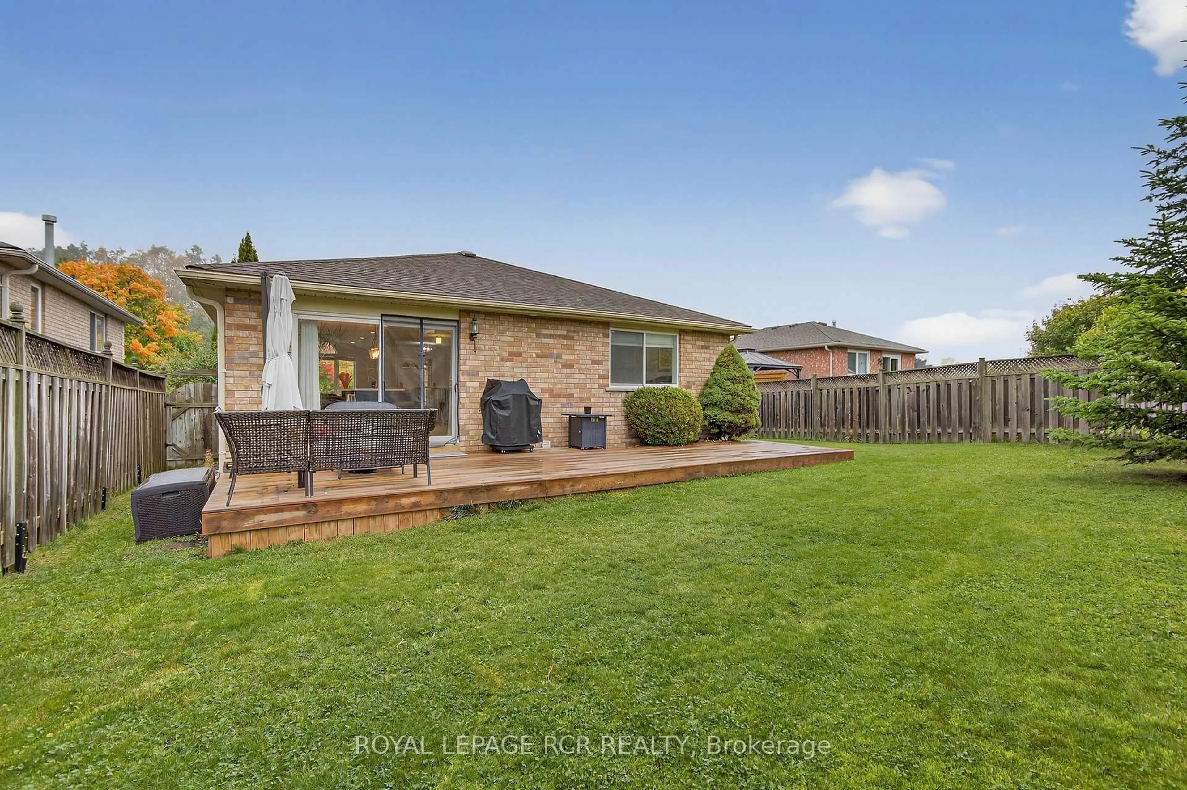 A pic from outside/outdoor area/front of a property/back of a property/a pic from drone, street for 15 Nicklaus Dr, Barrie Ontario L4M 6W6