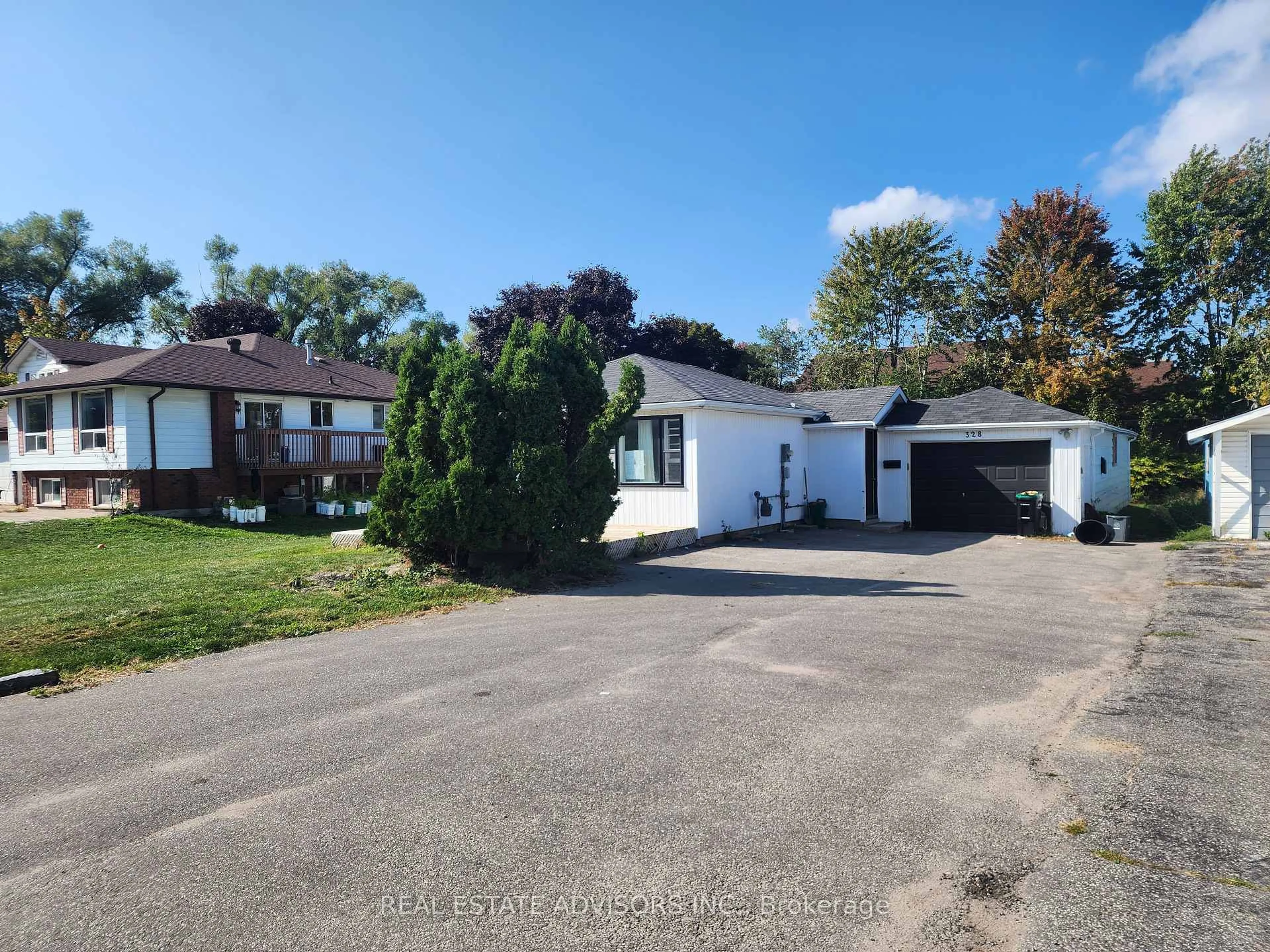 A pic from outside/outdoor area/front of a property/back of a property/a pic from drone, street for 328 Little Ave, Barrie Ontario L4N 2Z6