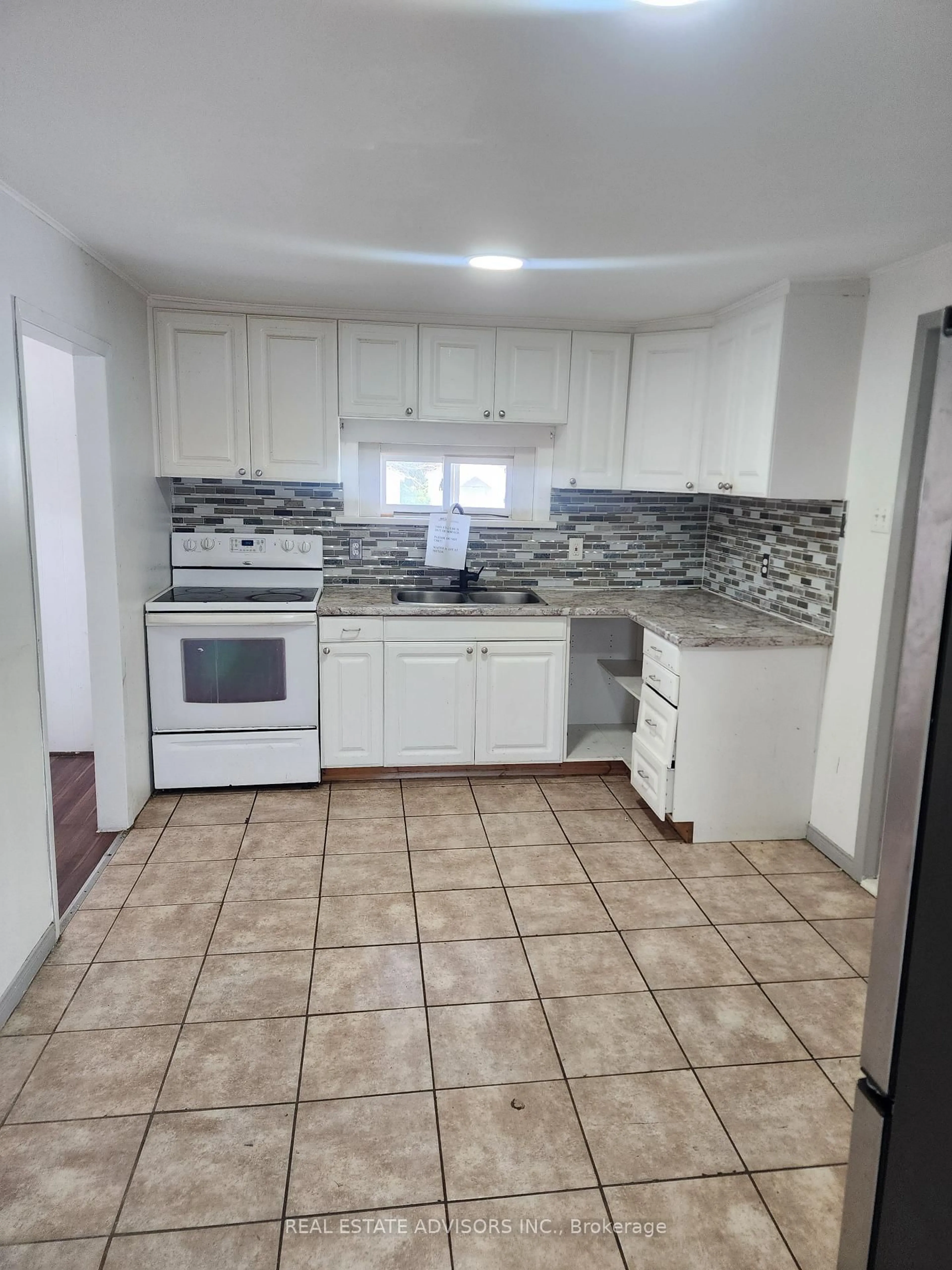 Standard kitchen, ceramic/tile floor for 328 Little Ave, Barrie Ontario L4N 2Z6
