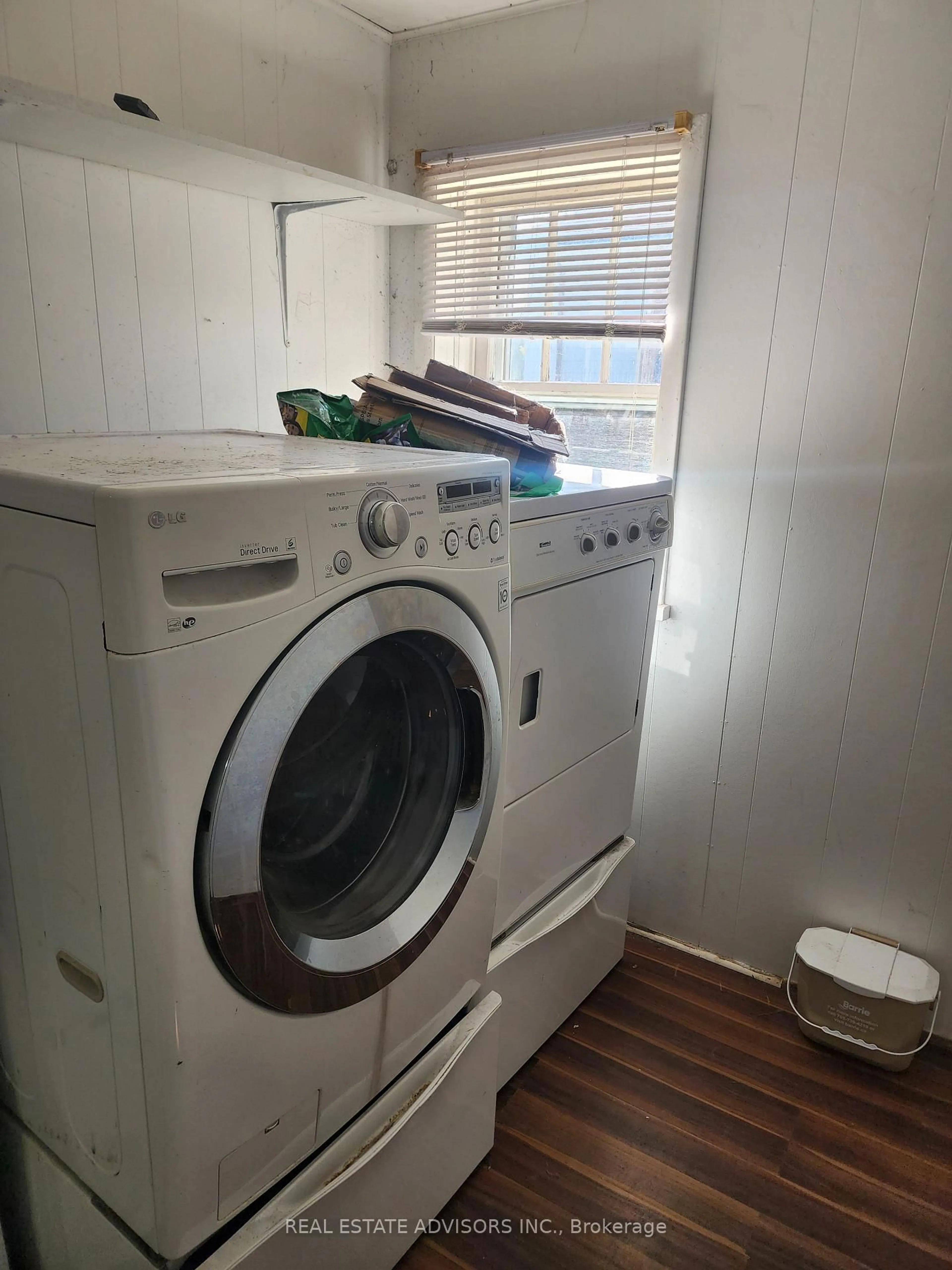 Laundry room for 328 Little Ave, Barrie Ontario L4N 2Z6