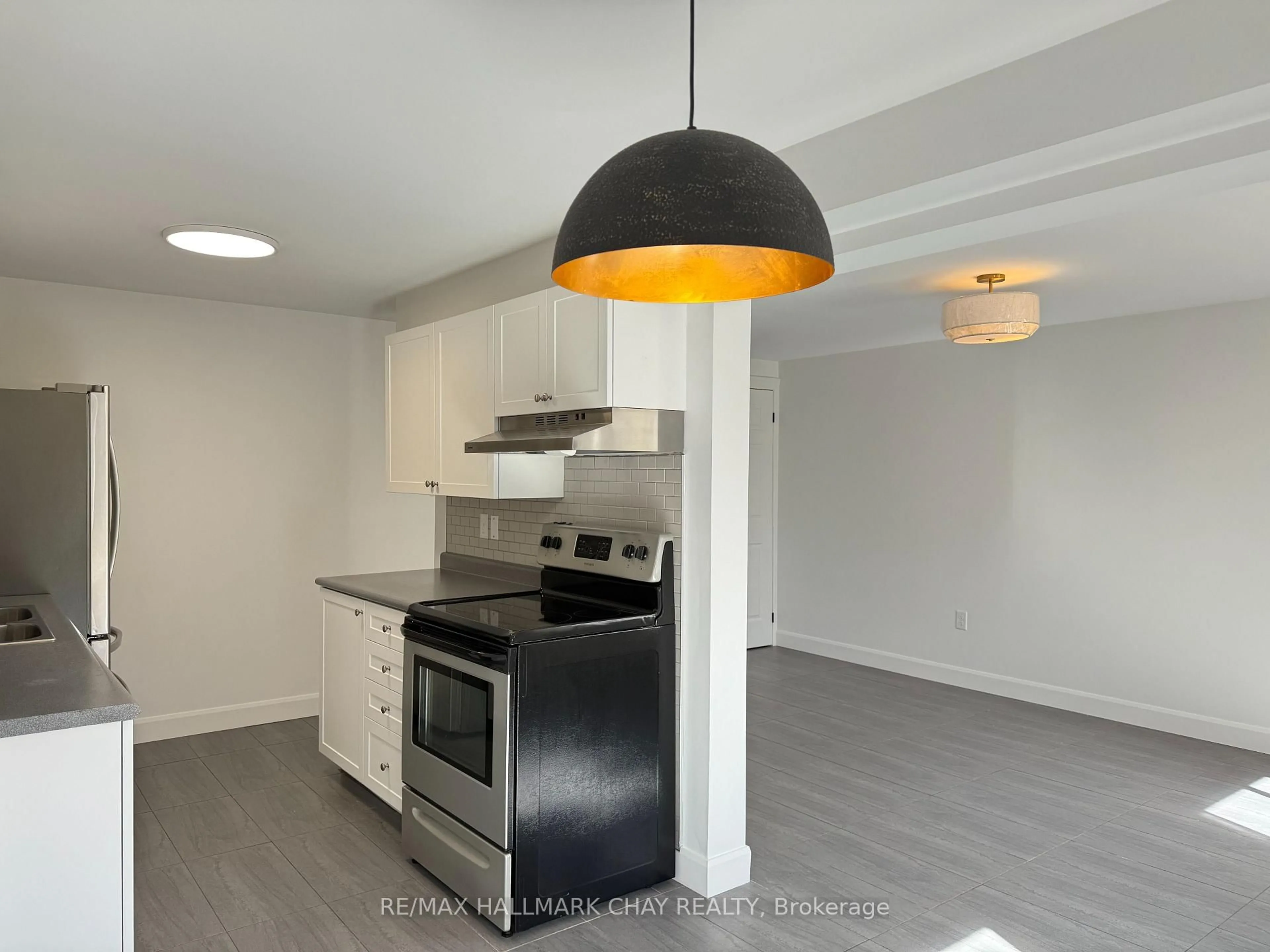 Open concept kitchen, unknown for 137 Courtney Cres, Barrie Ontario L4N 5S9