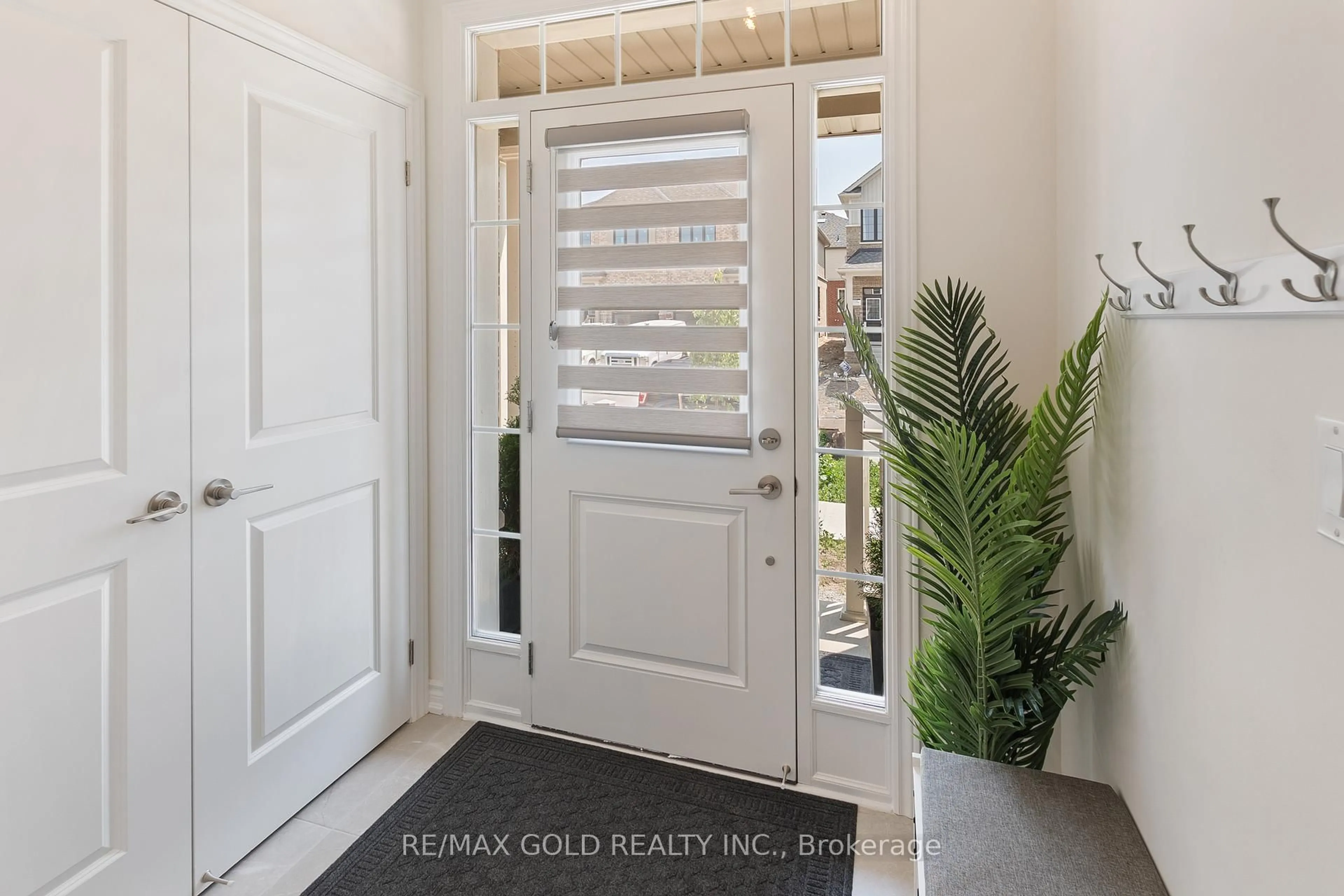 Indoor entryway for 91 Phoenix Blvd, Barrie Ontario L9S 2Z5