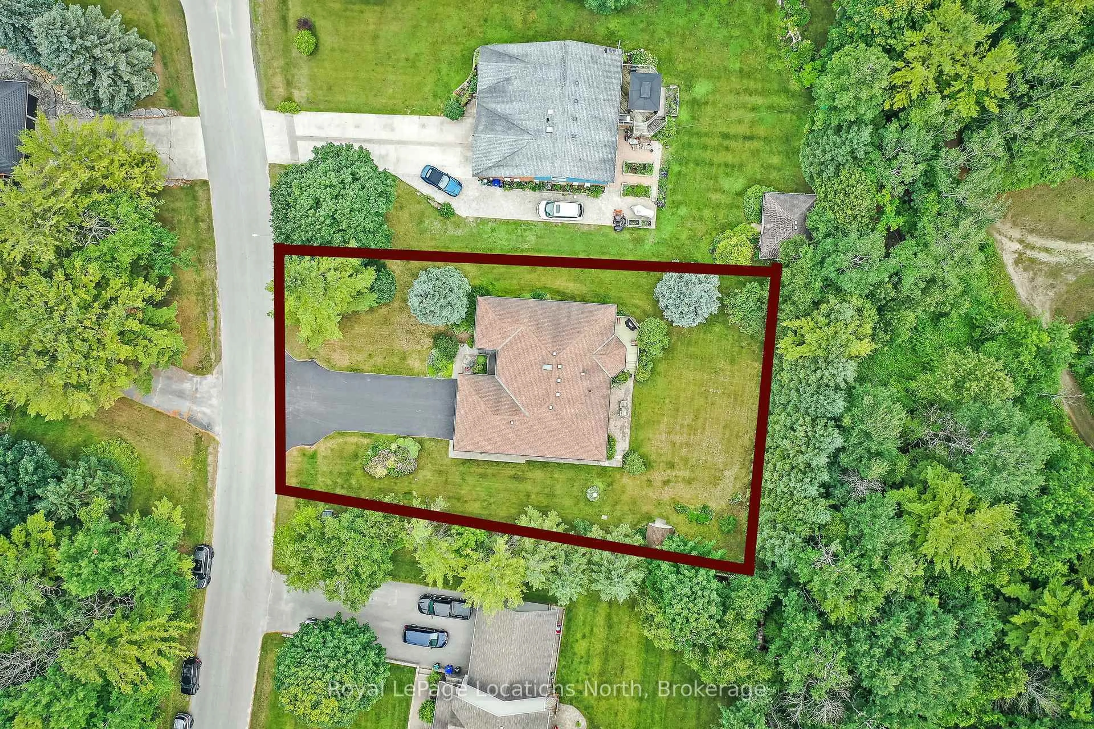 A pic from outside/outdoor area/front of a property/back of a property/a pic from drone, street for 3 Kelley Cres, Wasaga Beach Ontario L9Z 1J4