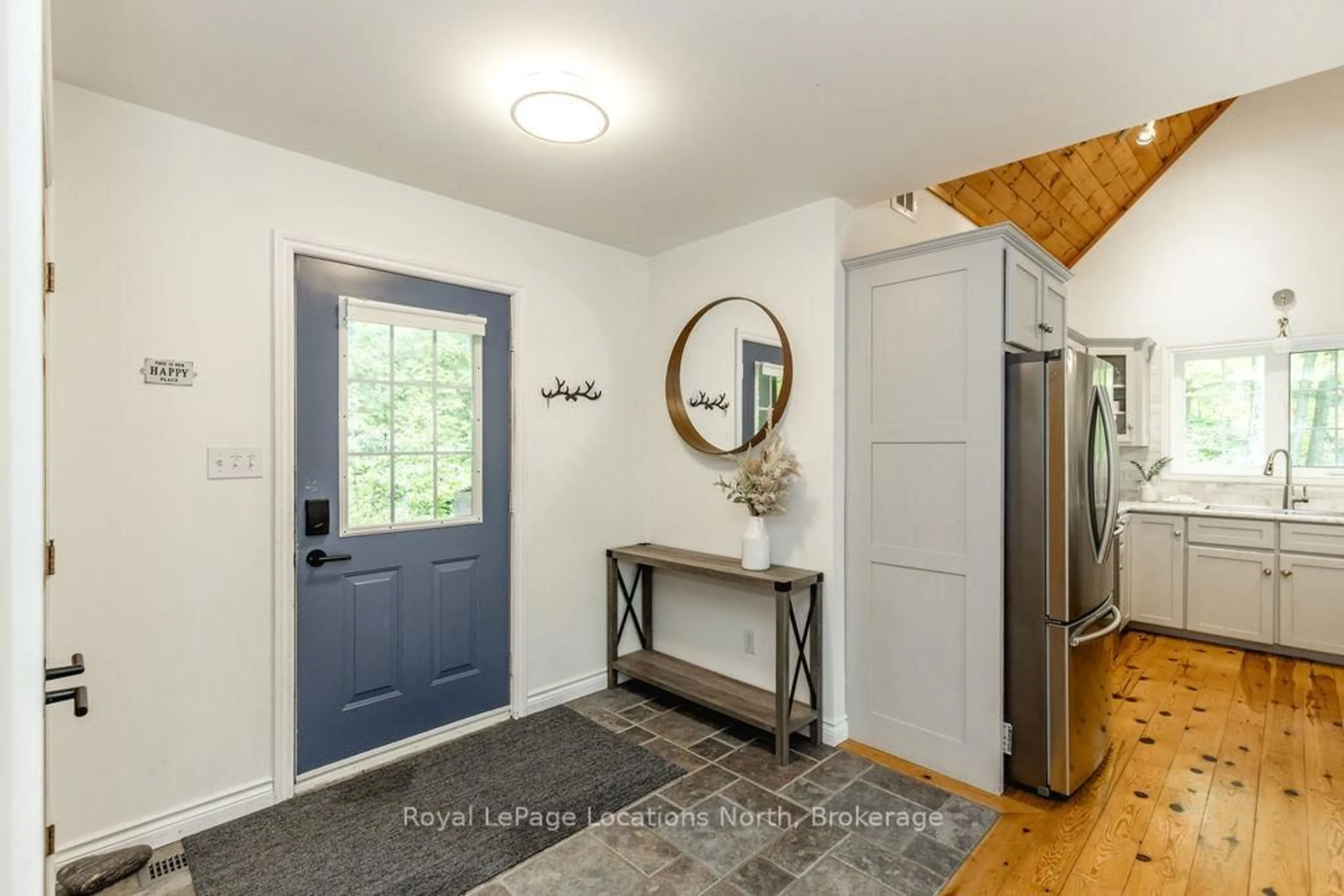 Indoor entryway for 720 Concession 15 Rd, Tiny Ontario L9M 0H7