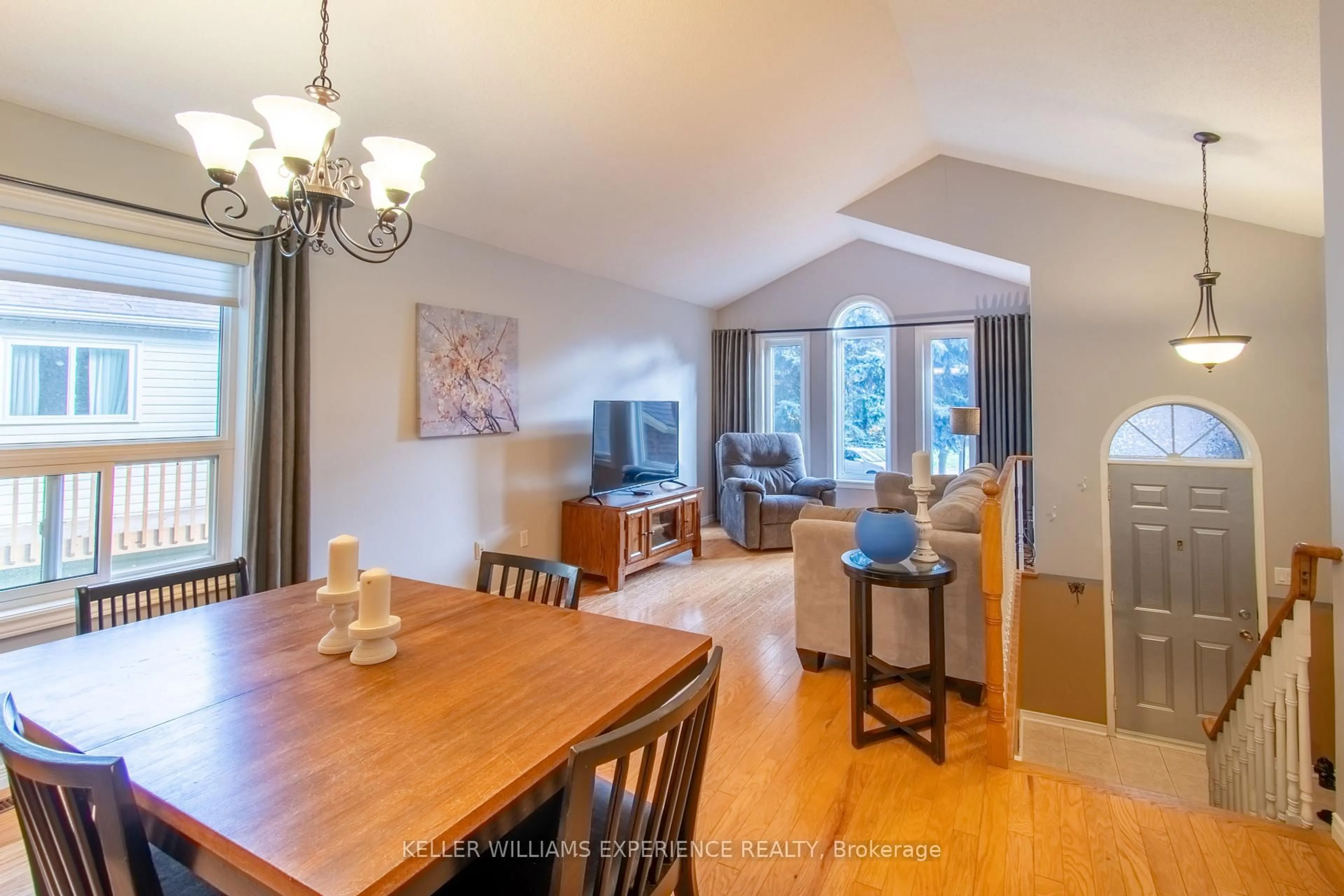 Dining room, wood/laminate floor for 68 Dyer Dr, Wasaga Beach Ontario L9Z 1E4