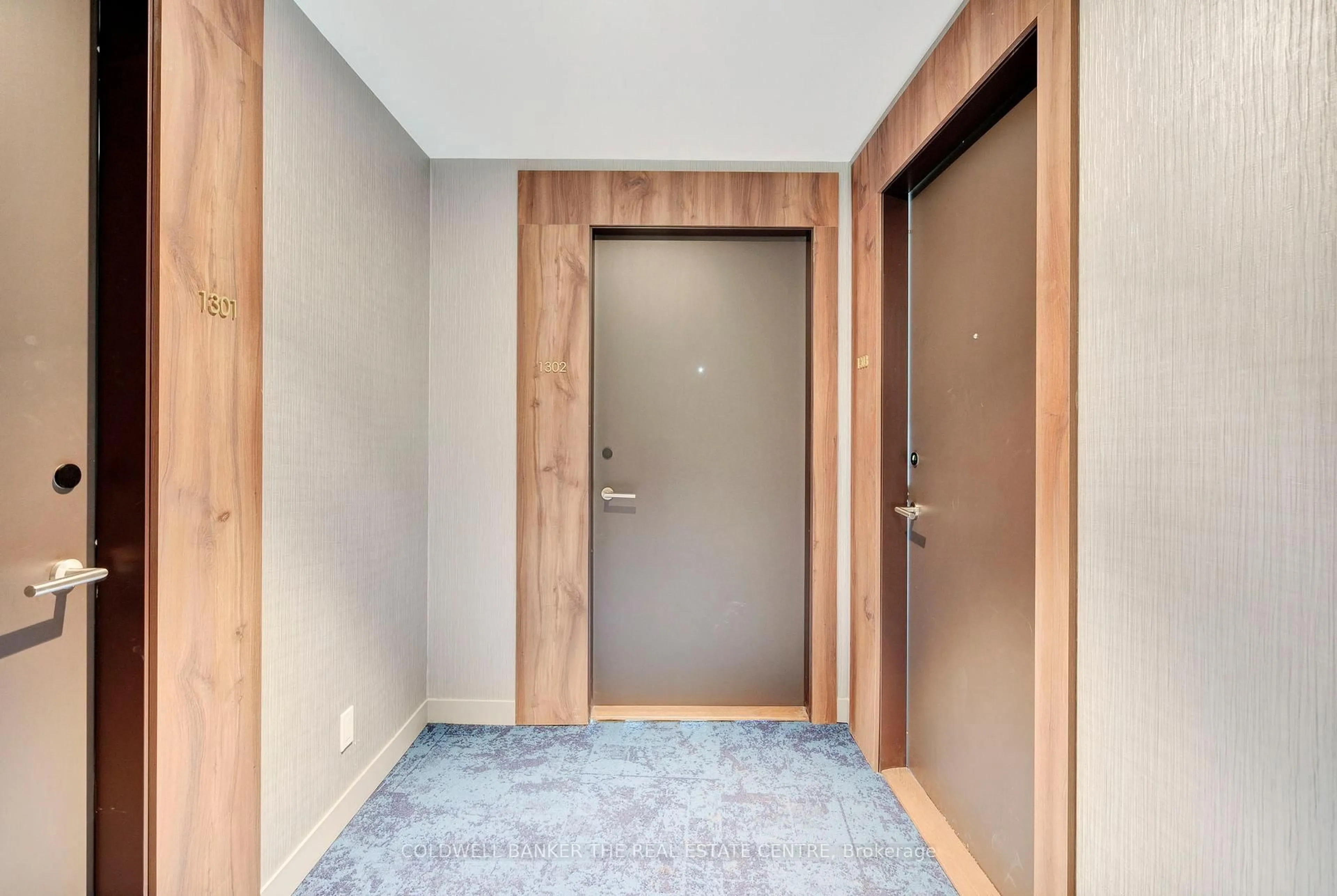 Indoor entryway for 55 Dunlop St, Barrie Ontario L4L 1A3