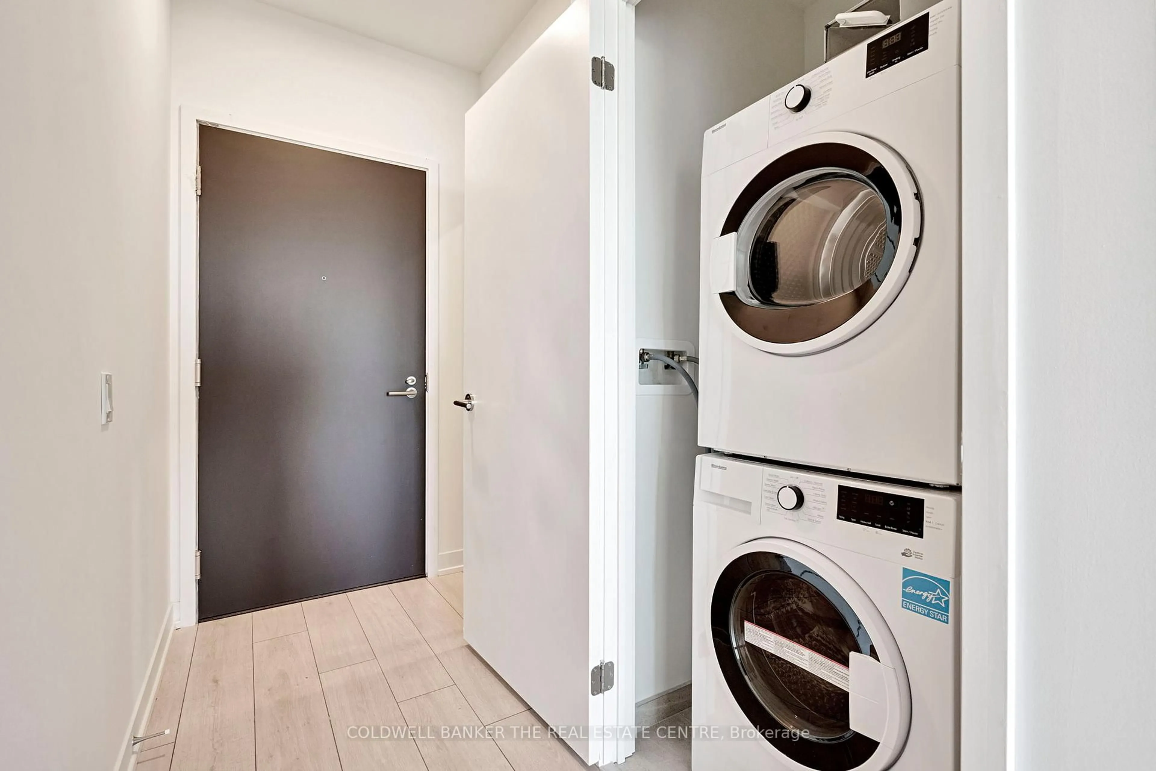 Laundry room for 55 Dunlop St, Barrie Ontario L4L 1A3