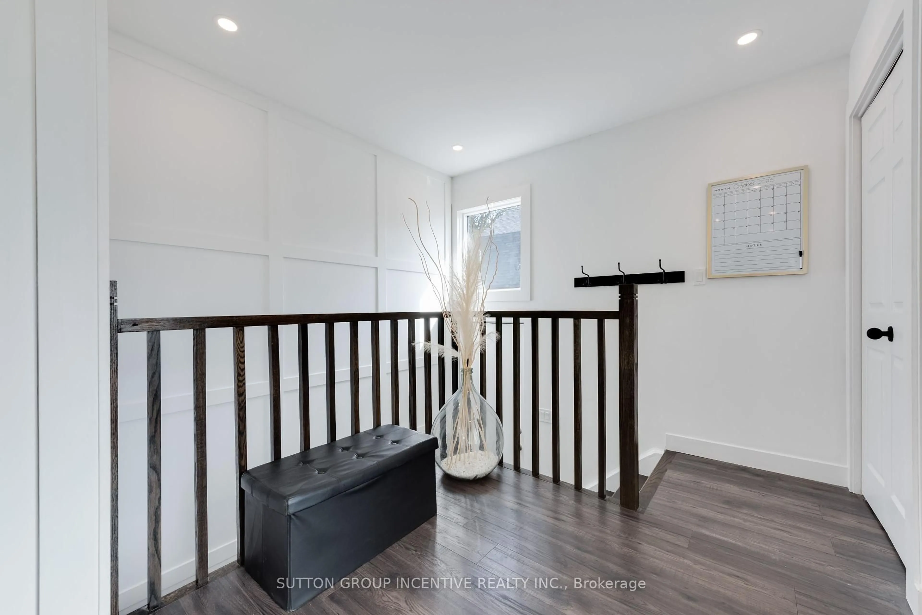 Indoor entryway for 87 Dunlop St, Orillia Ontario L3V 5P3