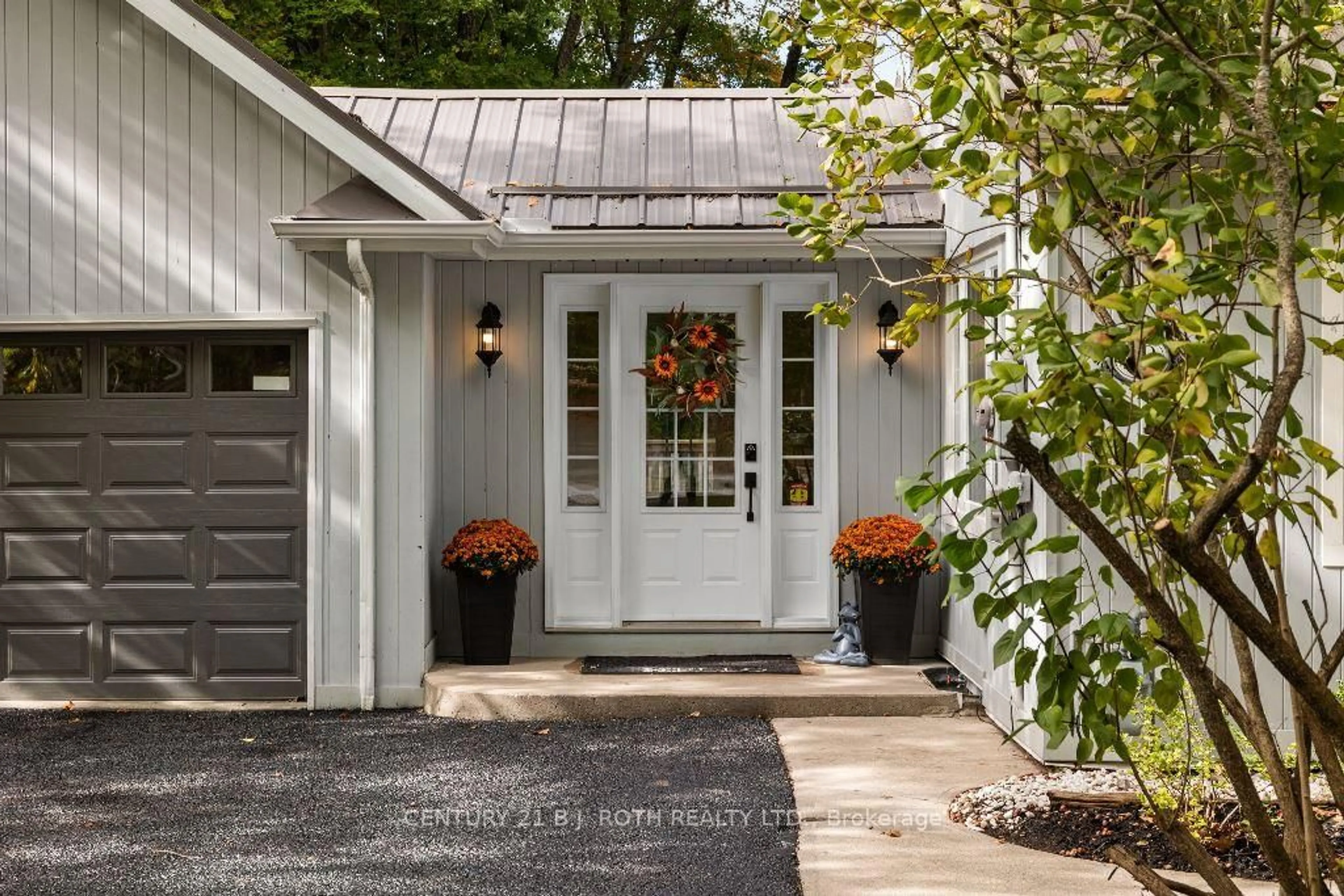 Indoor entryway for 88 Finlay Mill Rd, Springwater Ontario L9X 0L6