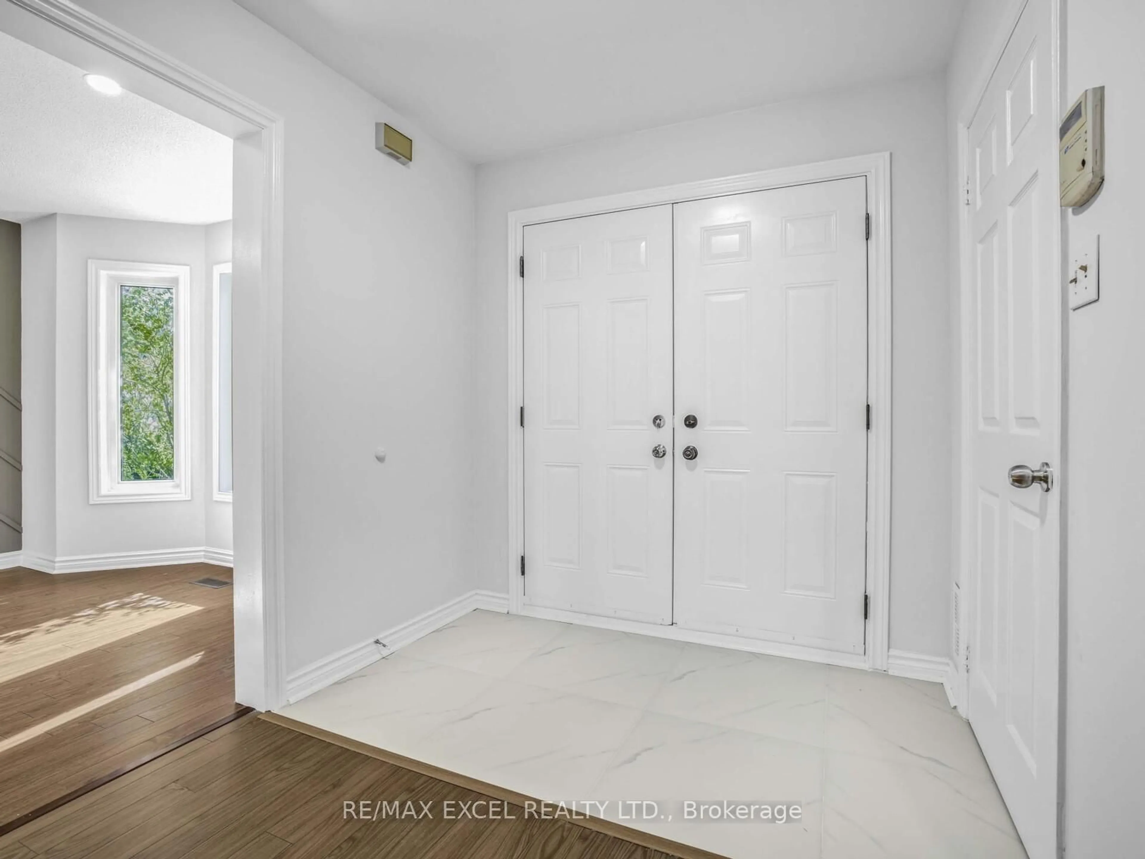 Indoor entryway for 25 Golden Meadow Rd, Barrie Ontario L4N 7E6