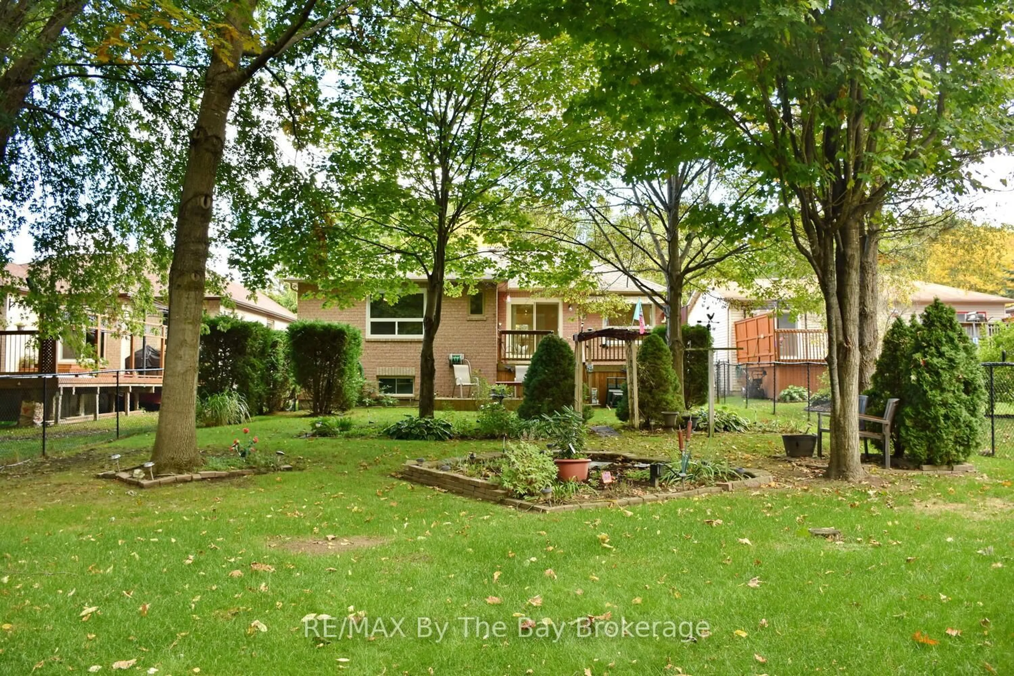 A pic from outside/outdoor area/front of a property/back of a property/a pic from drone, street for 38 Timberland Cres, Wasaga Beach Ontario L9Z 1G7