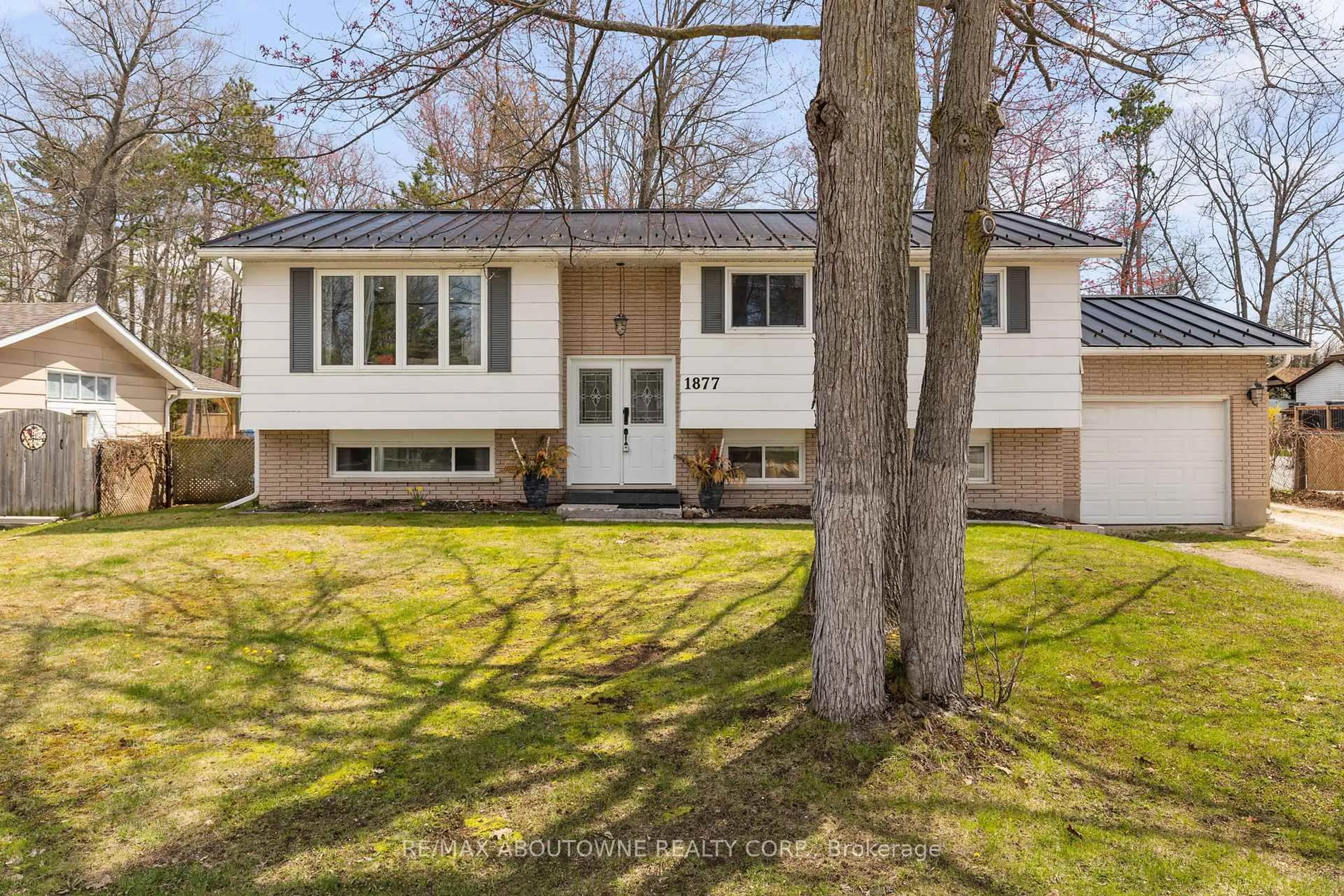 Home with vinyl exterior material, street for 1877 River Rd, Wasaga Beach Ontario L9Z 1L1