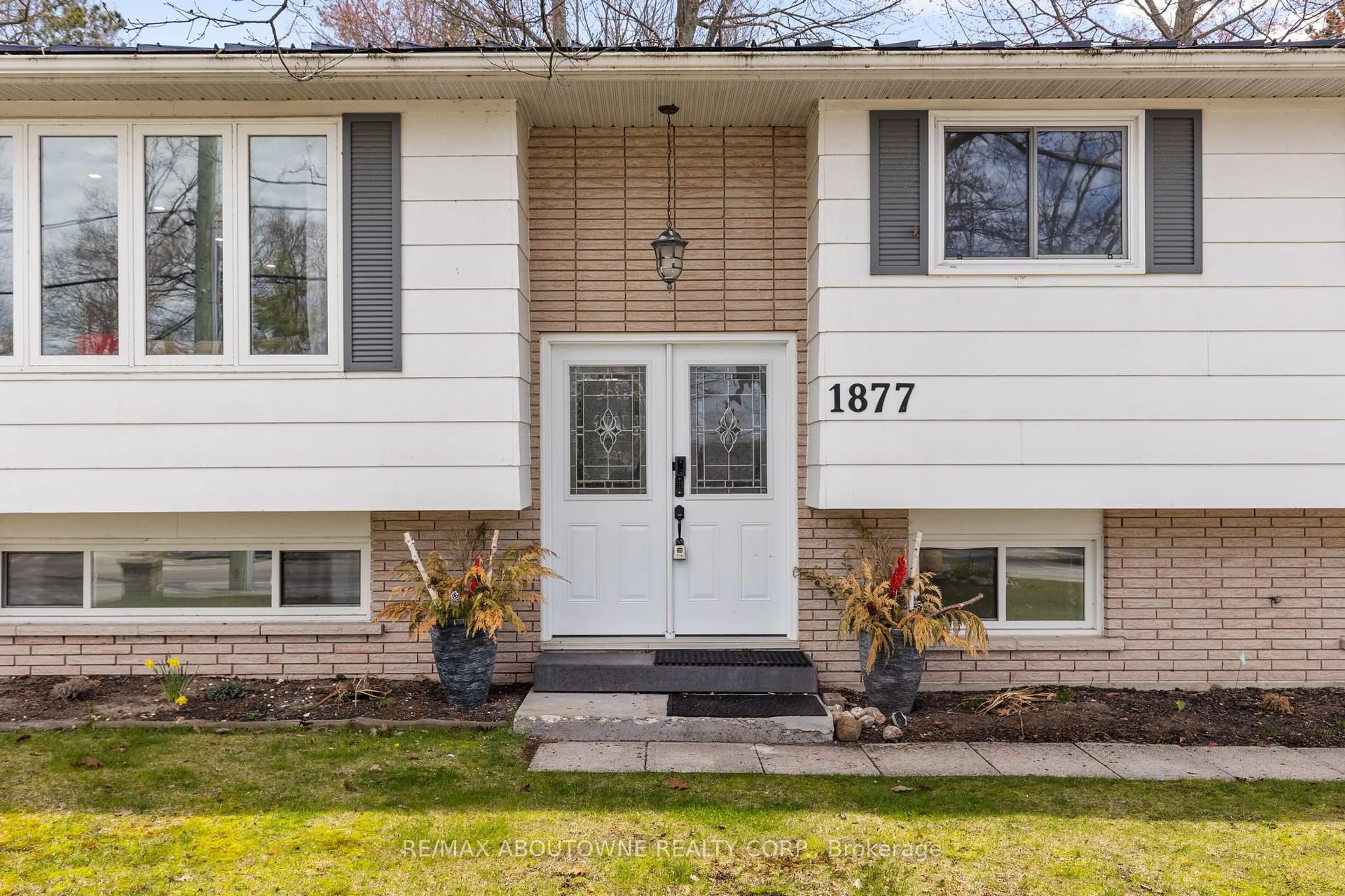 Home with vinyl exterior material, street for 1877 River Rd, Wasaga Beach Ontario L9Z 1L1