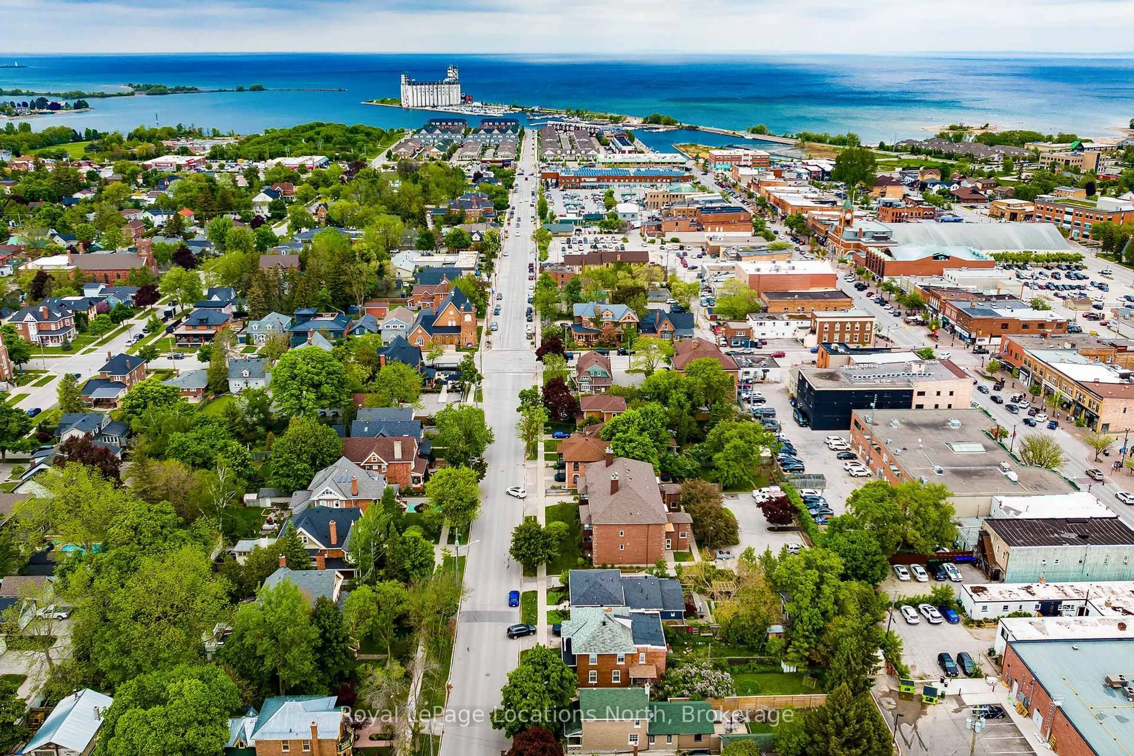 A pic from outside/outdoor area/front of a property/back of a property/a pic from drone, street for 234 Pine St, Collingwood Ontario L9Y 2P2