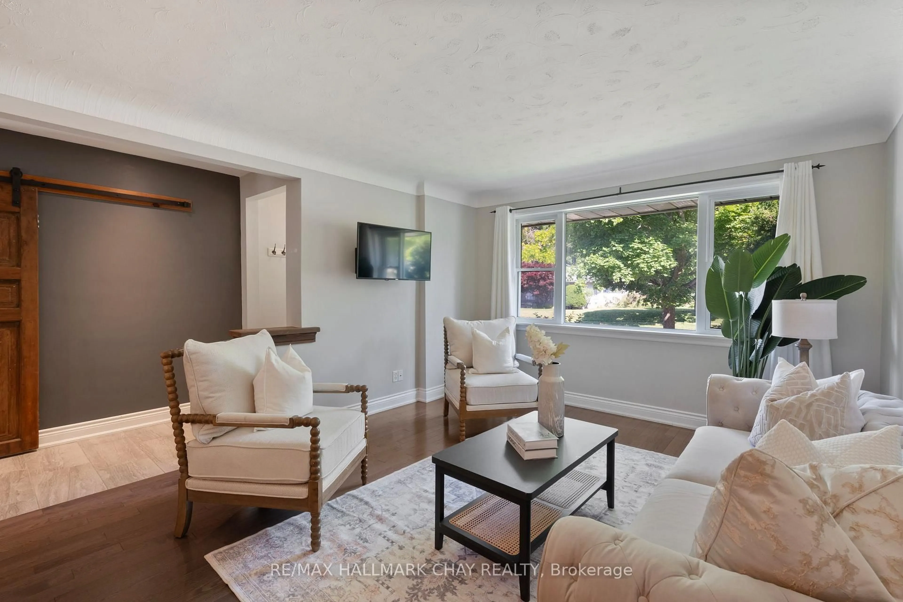 Living room with furniture, unknown for 205 Wellington St, Barrie Ontario L4M 2C9