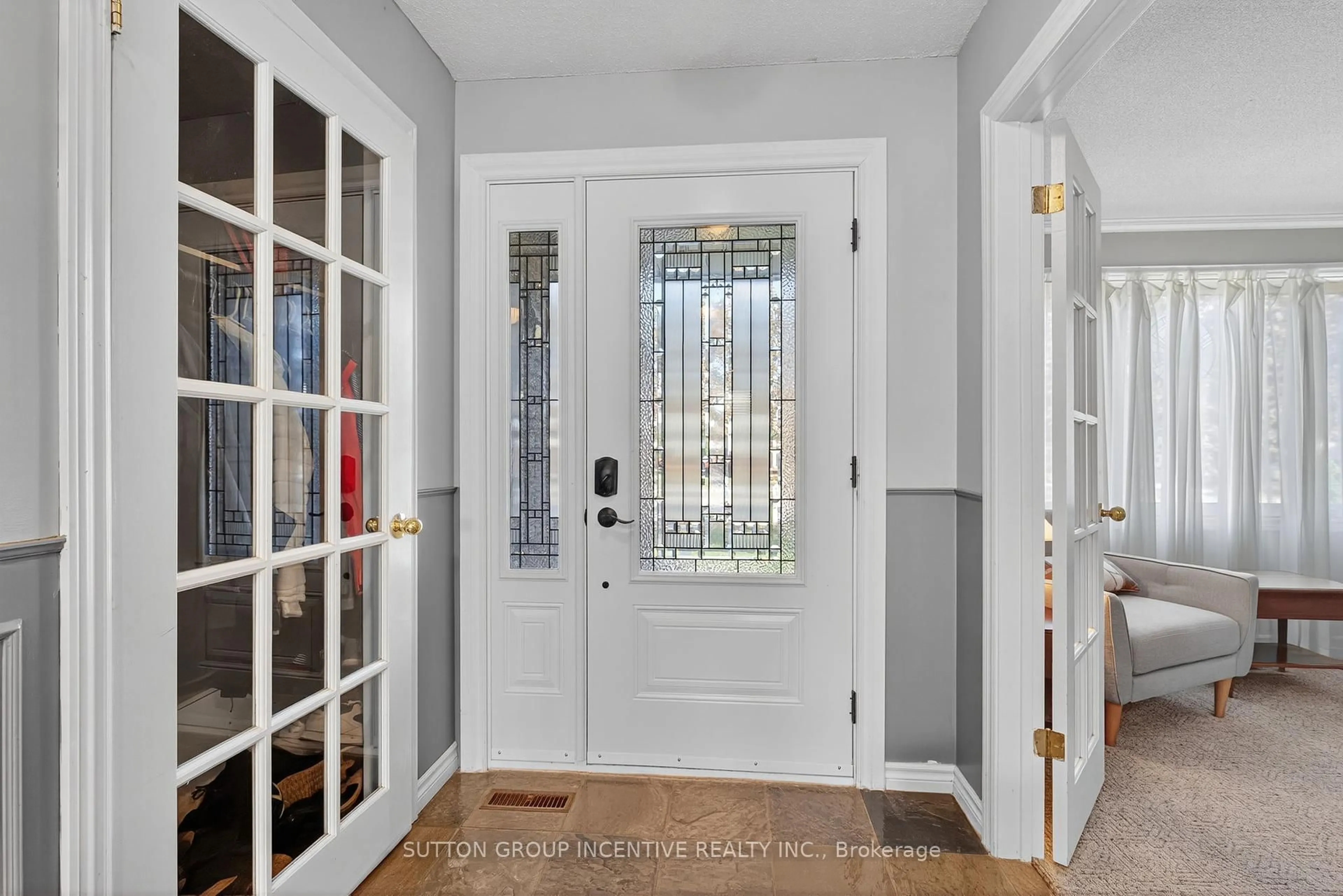 Indoor entryway for 9 Hopkins Rd, Barrie Ontario L4M 5X8