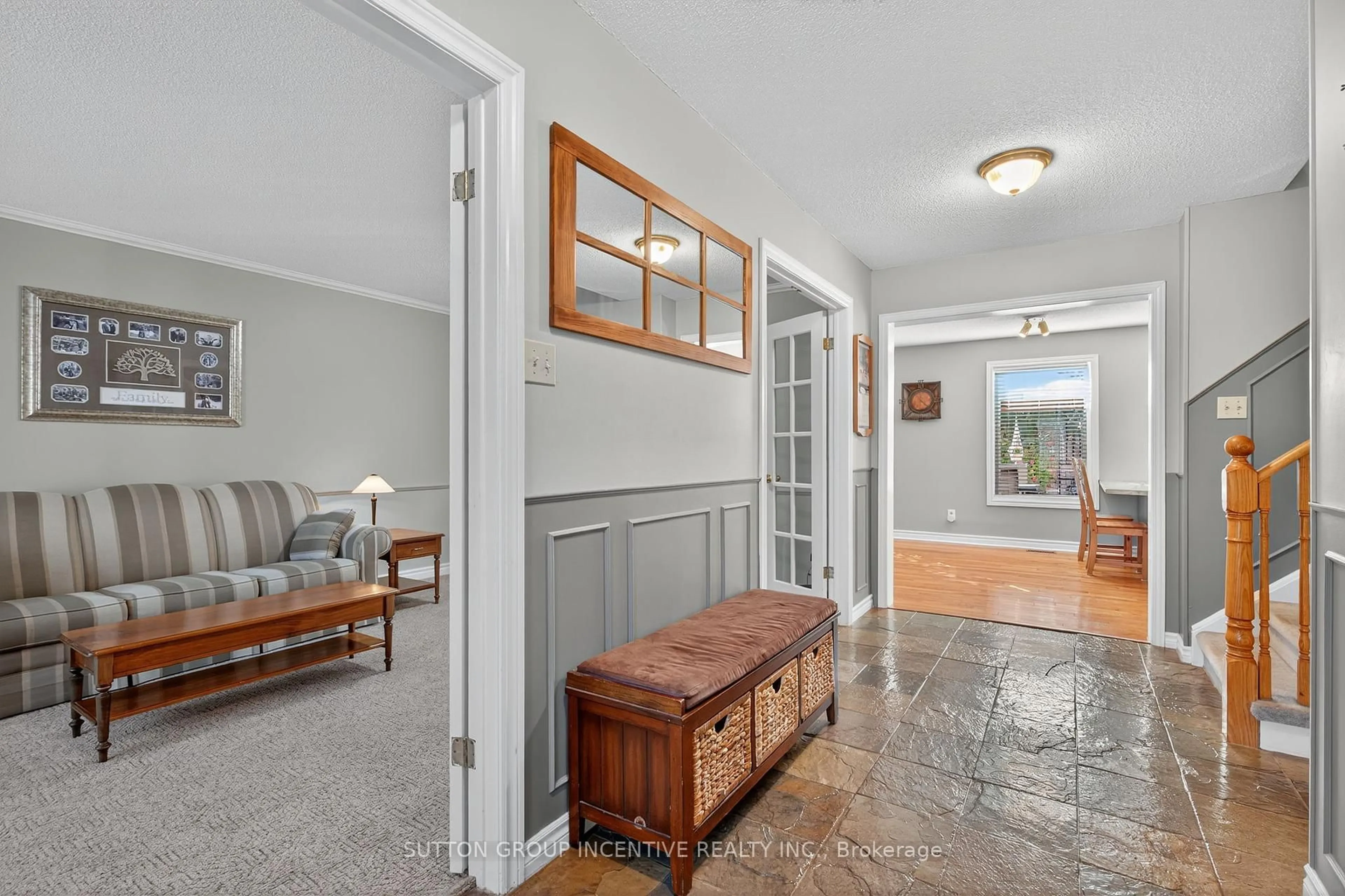 Indoor entryway for 9 Hopkins Rd, Barrie Ontario L4M 5X8