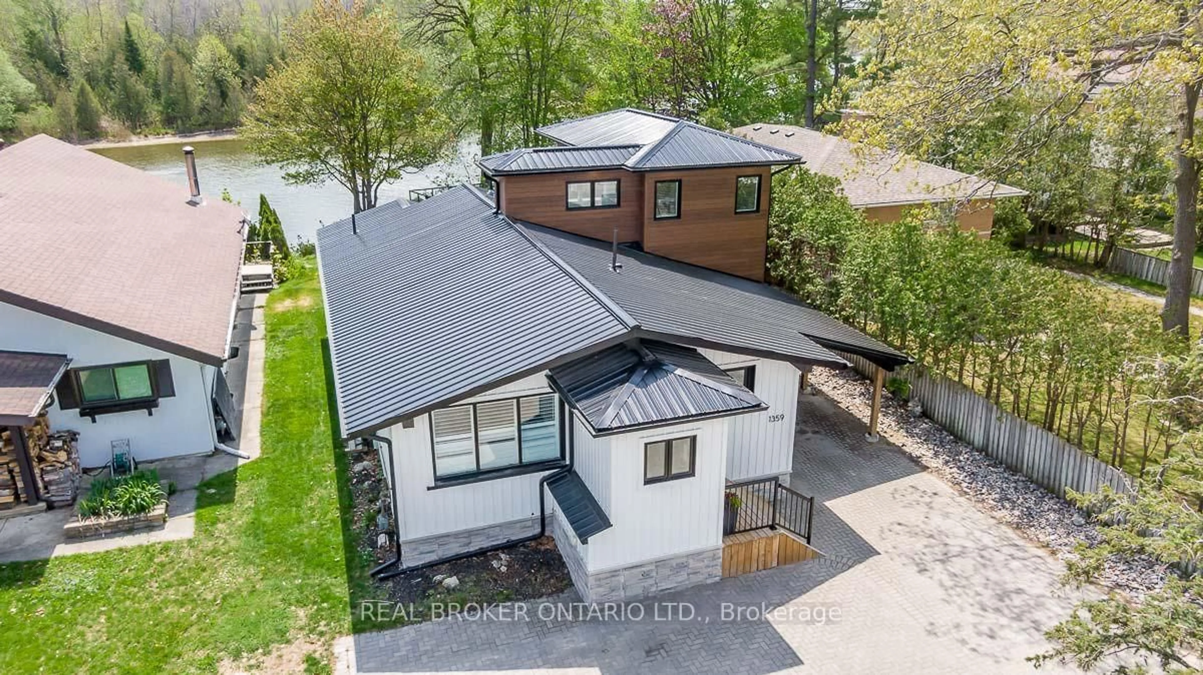 A pic from outside/outdoor area/front of a property/back of a property/a pic from drone, street for 1359 Mosley St, Wasaga Beach Ontario L9Z 2C7