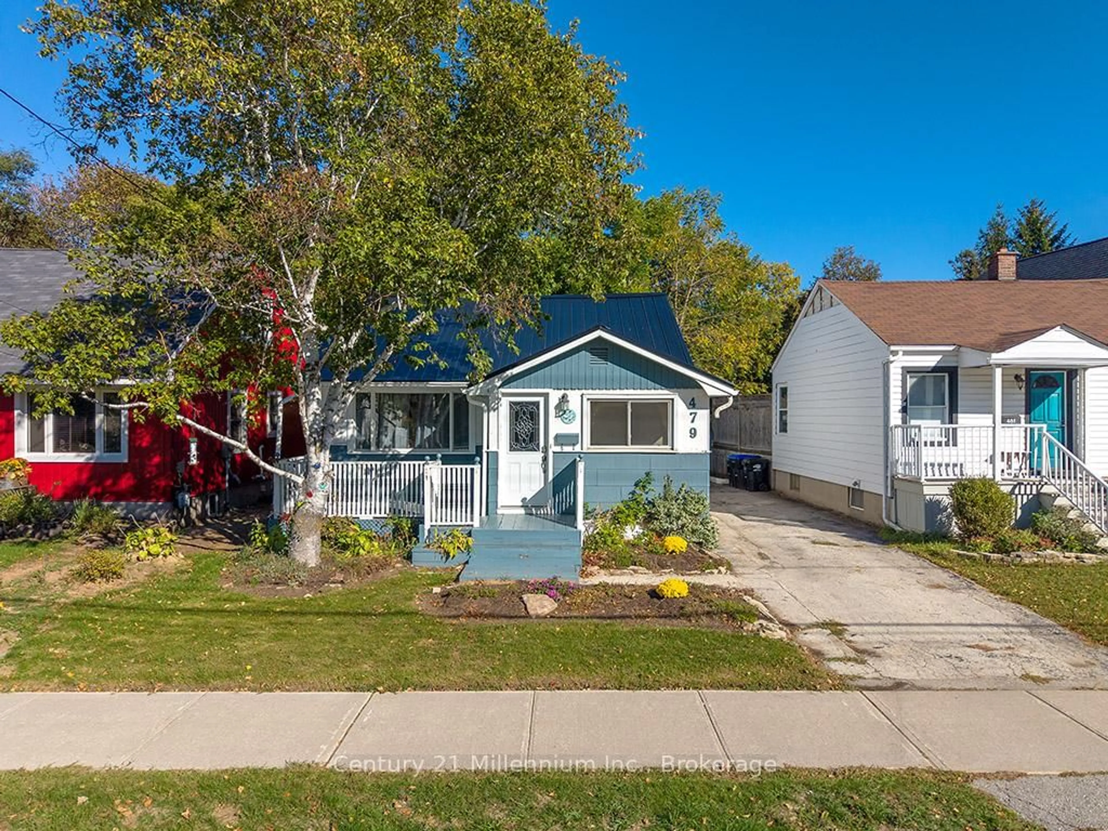 Home with vinyl exterior material, street for 479 Hurontario St, Collingwood Ontario L9Y 2M7