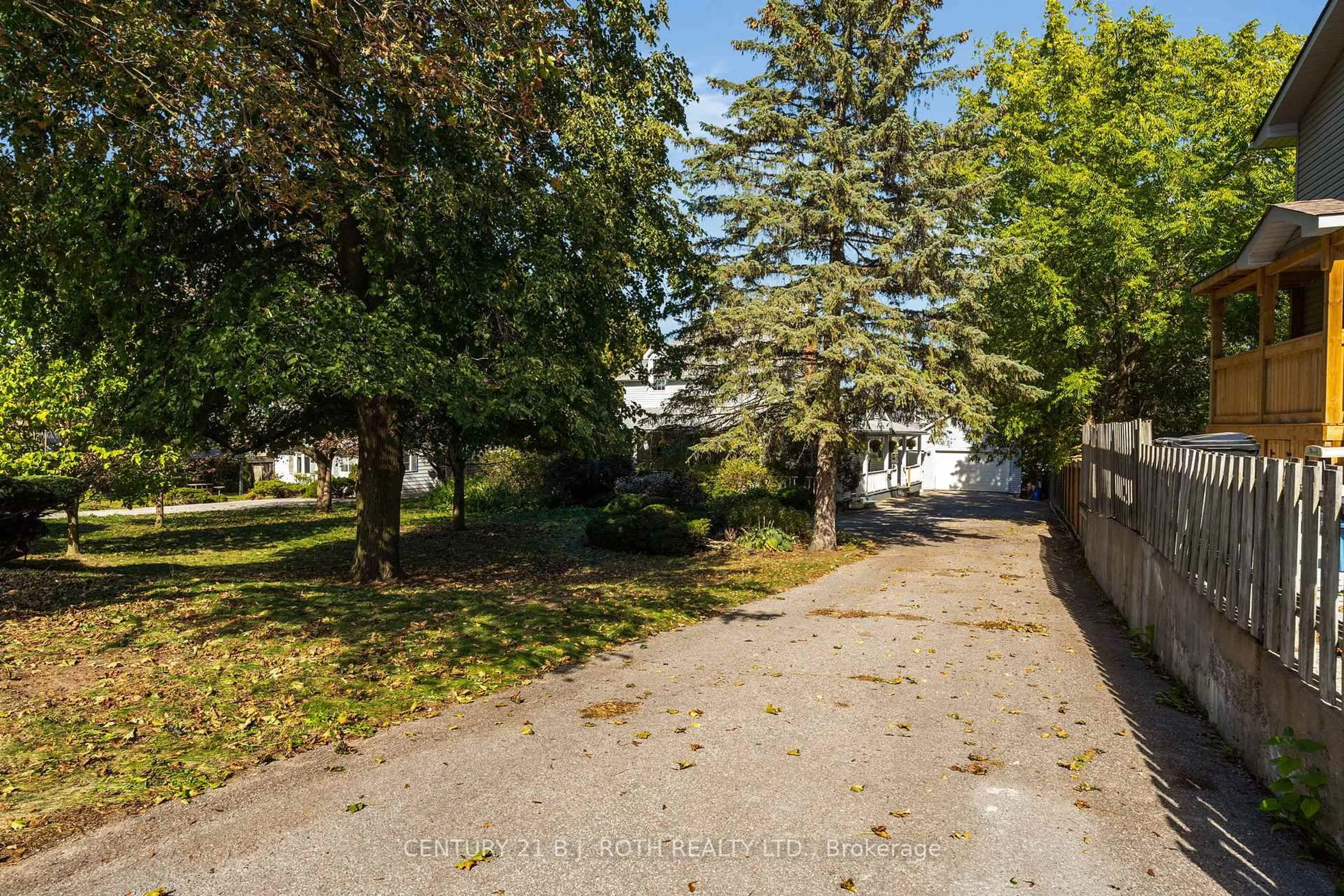A pic from outside/outdoor area/front of a property/back of a property/a pic from drone, street for 70 Baldwin Lane, Barrie Ontario L4N 2W3